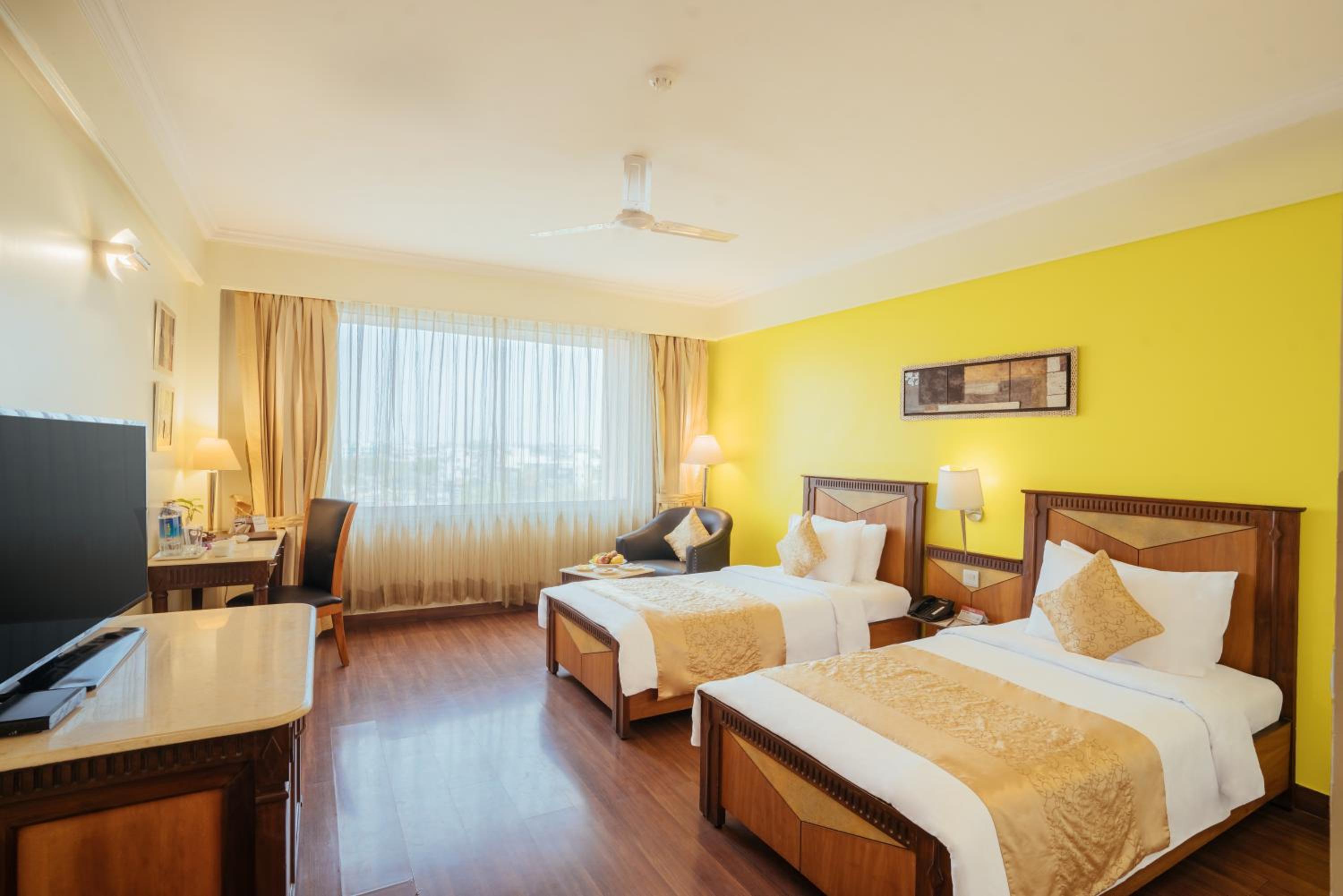 Executive Twin Room with complimentary business center access - Photo 1