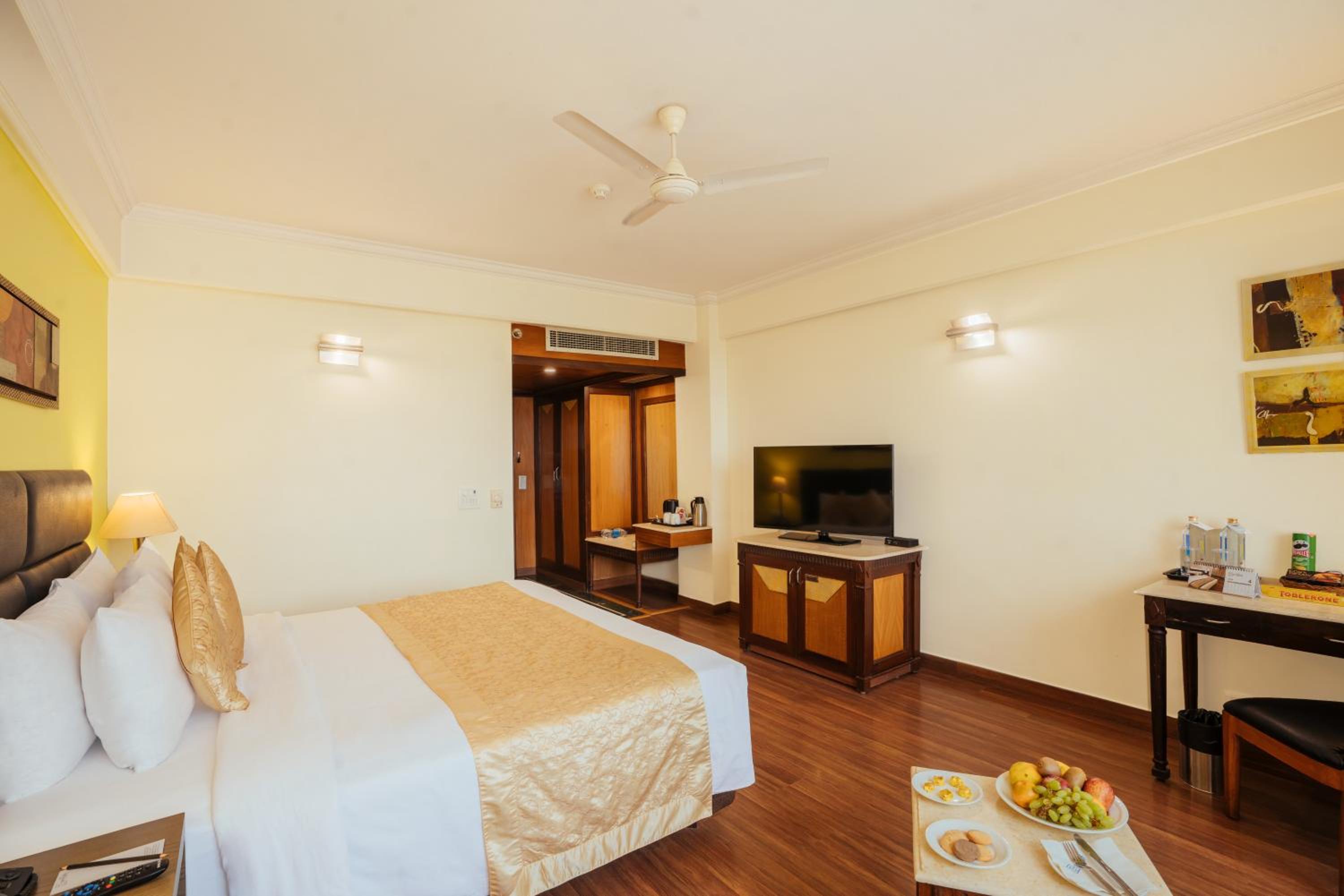 Executive King Room with complimentary business center access