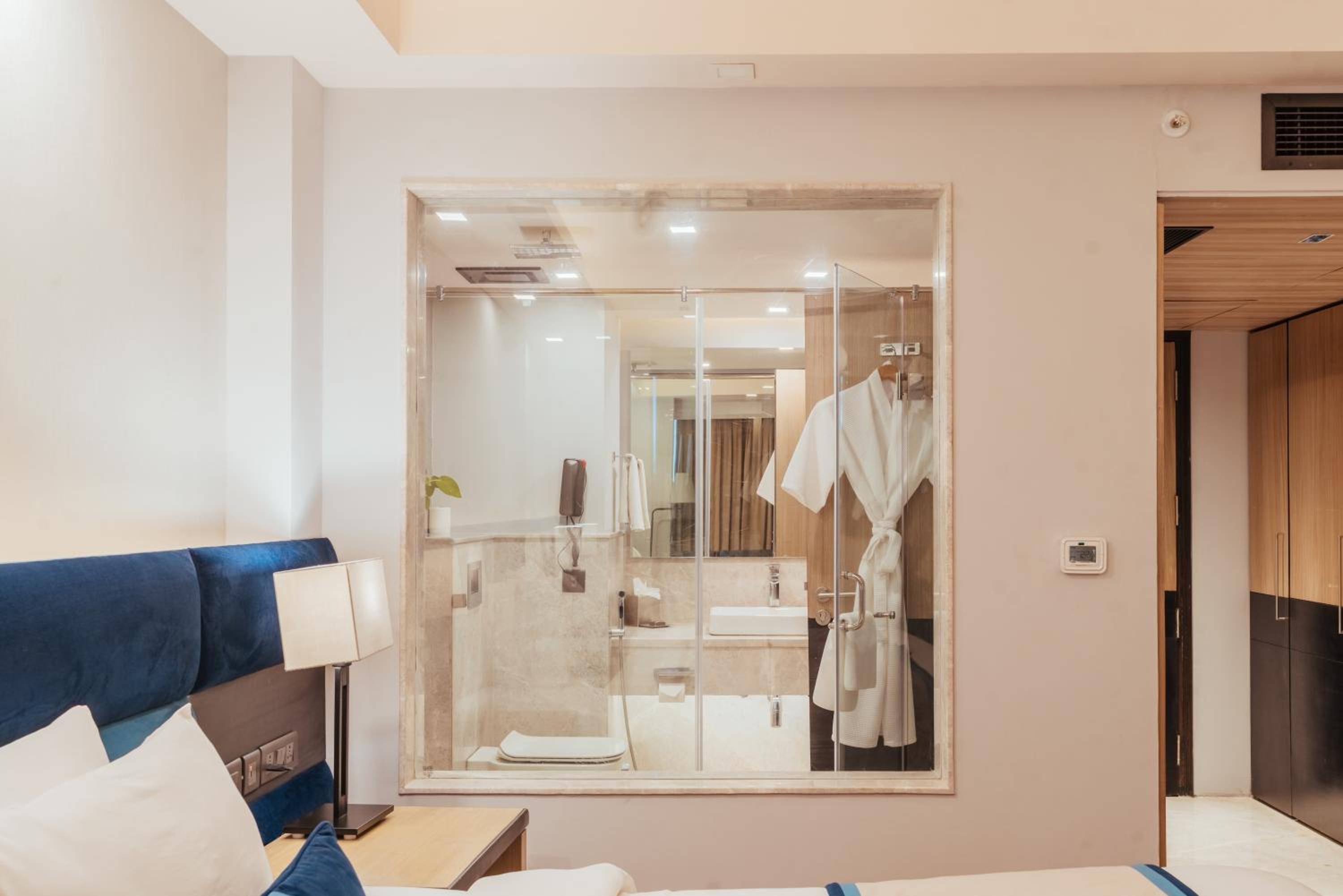 Luxury Room with complimentary drop off to the airport  - Photo 3