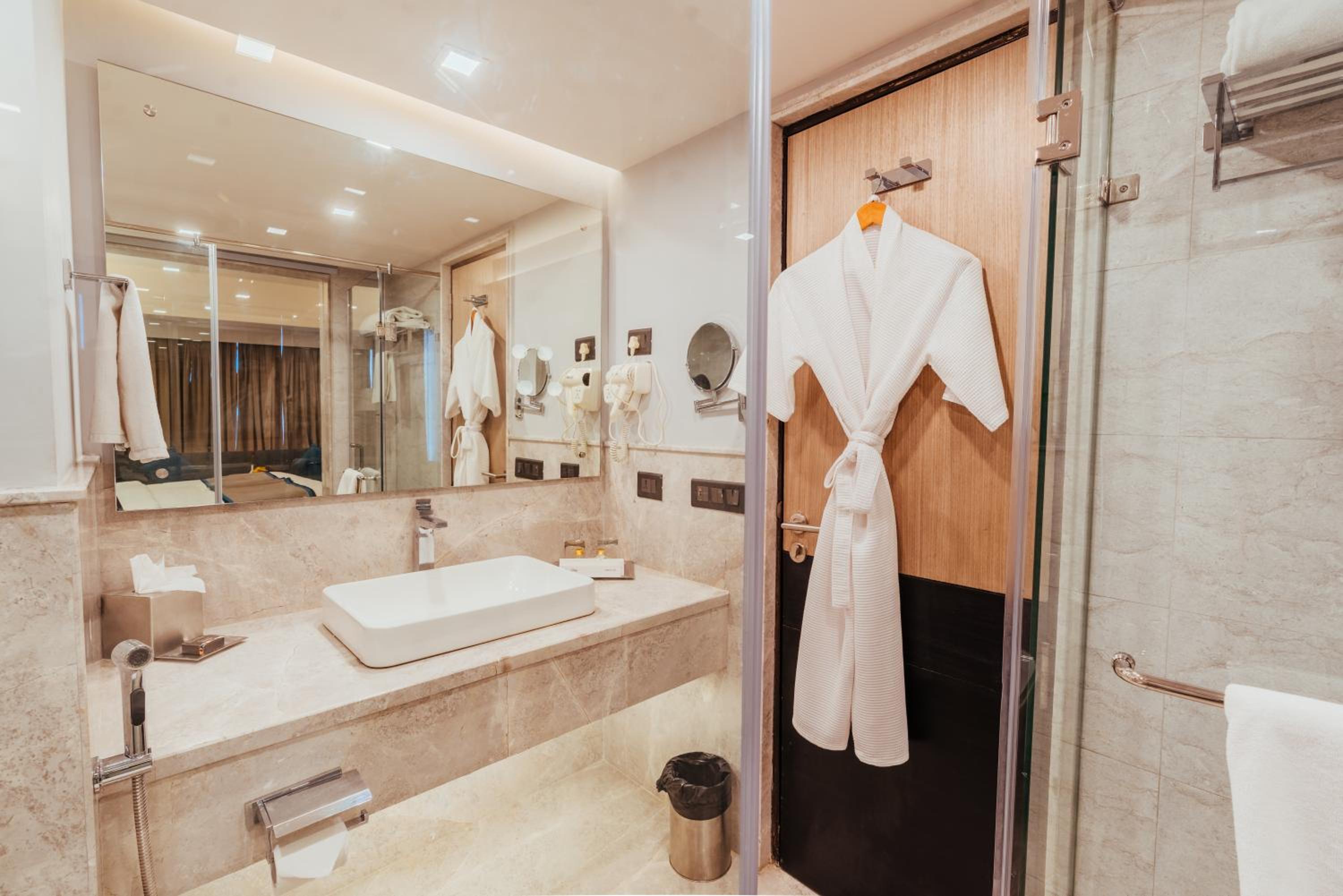 Luxury Room with complimentary drop off to the airport  - Photo 4