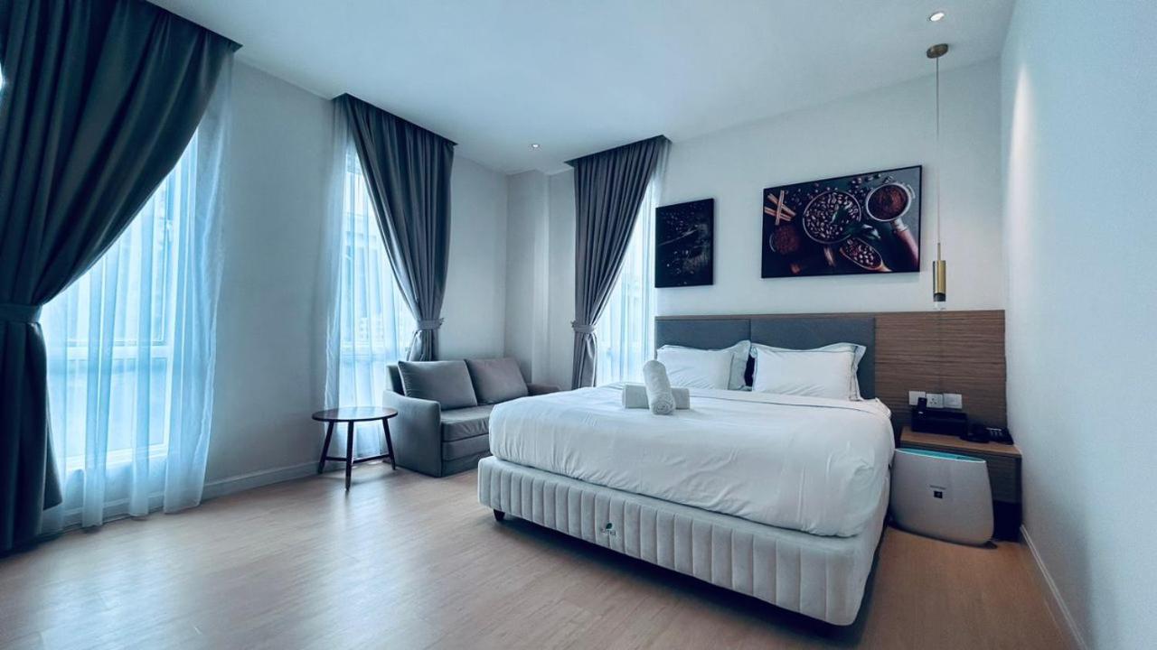 Deluxe King Room - Photo 1