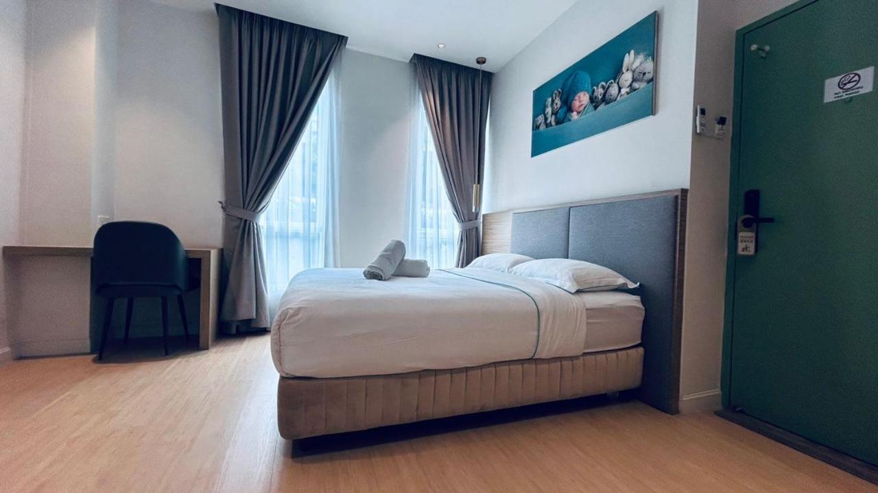 Deluxe Double Room with Balcony photo 2