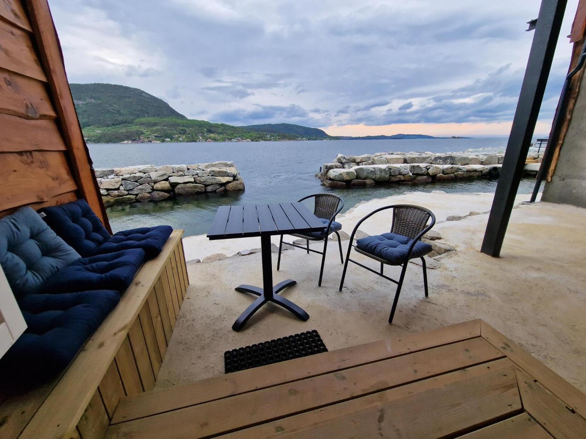 Three-Bedroom Apartment with Lake View
