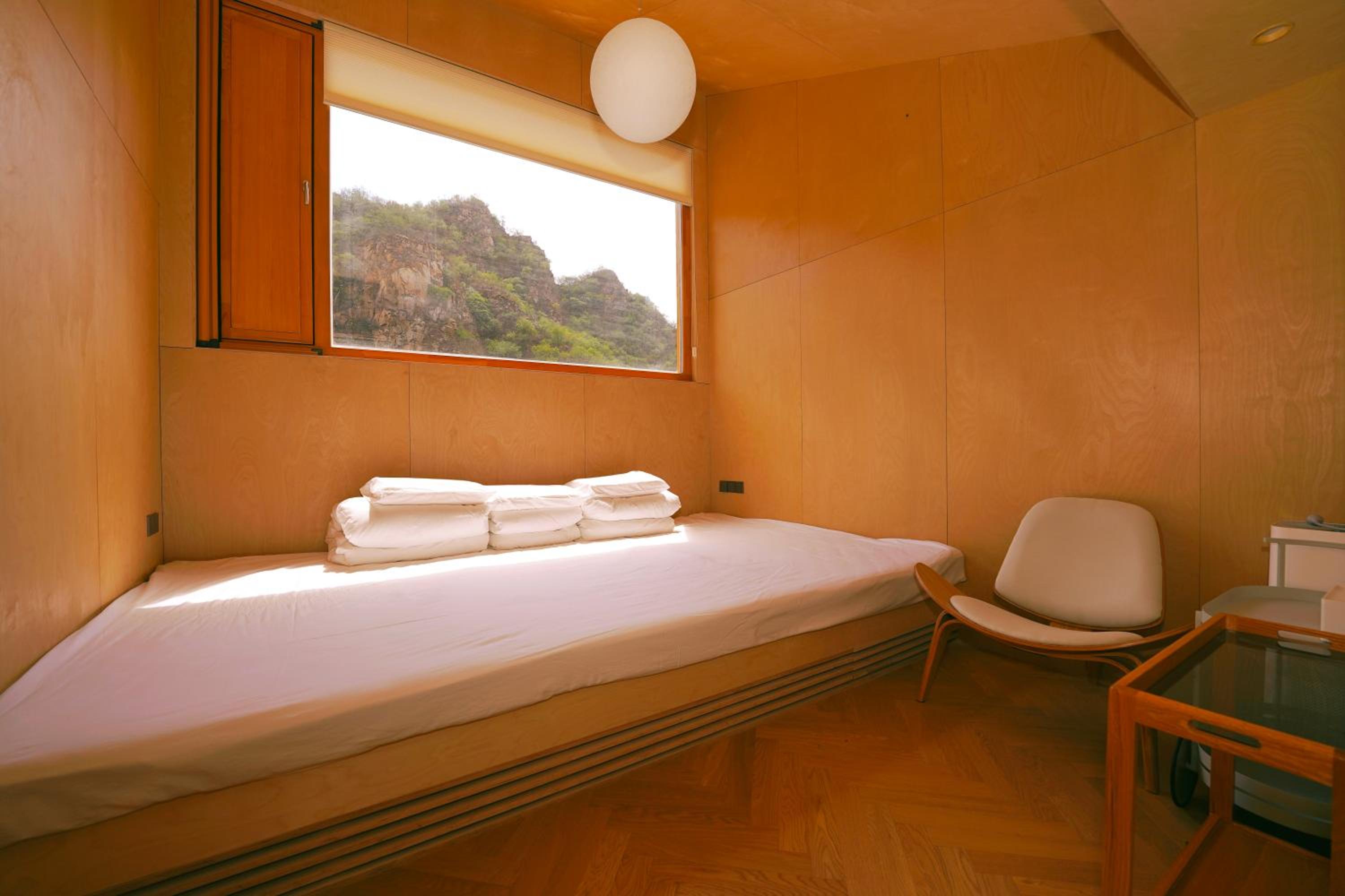Family Room with Mountain View photo 1