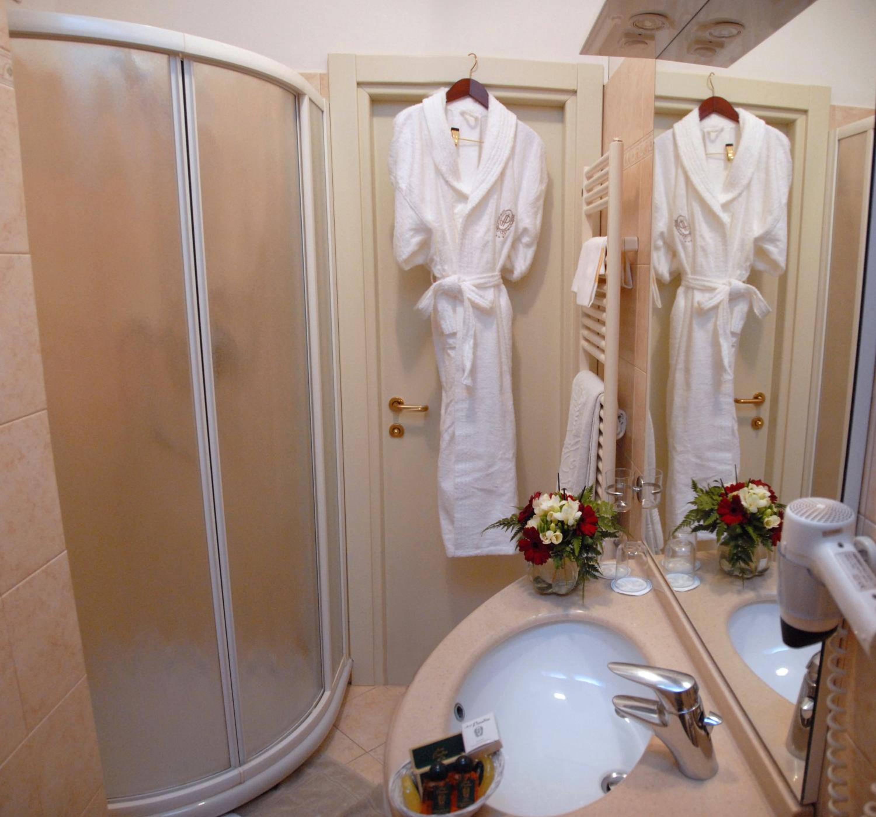 Standard Double Room - Photo 3