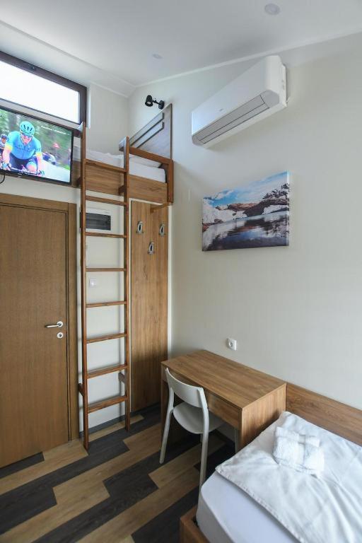 Basic Triple Room with Shared Bathroom photo 2