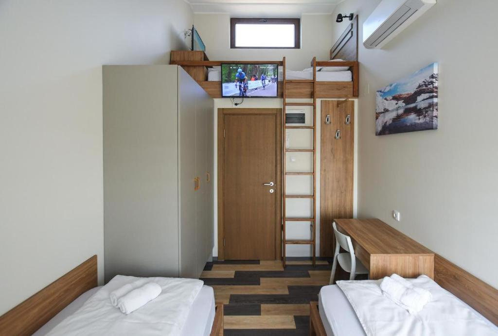 Basic Triple Room with Shared Bathroom photo 1