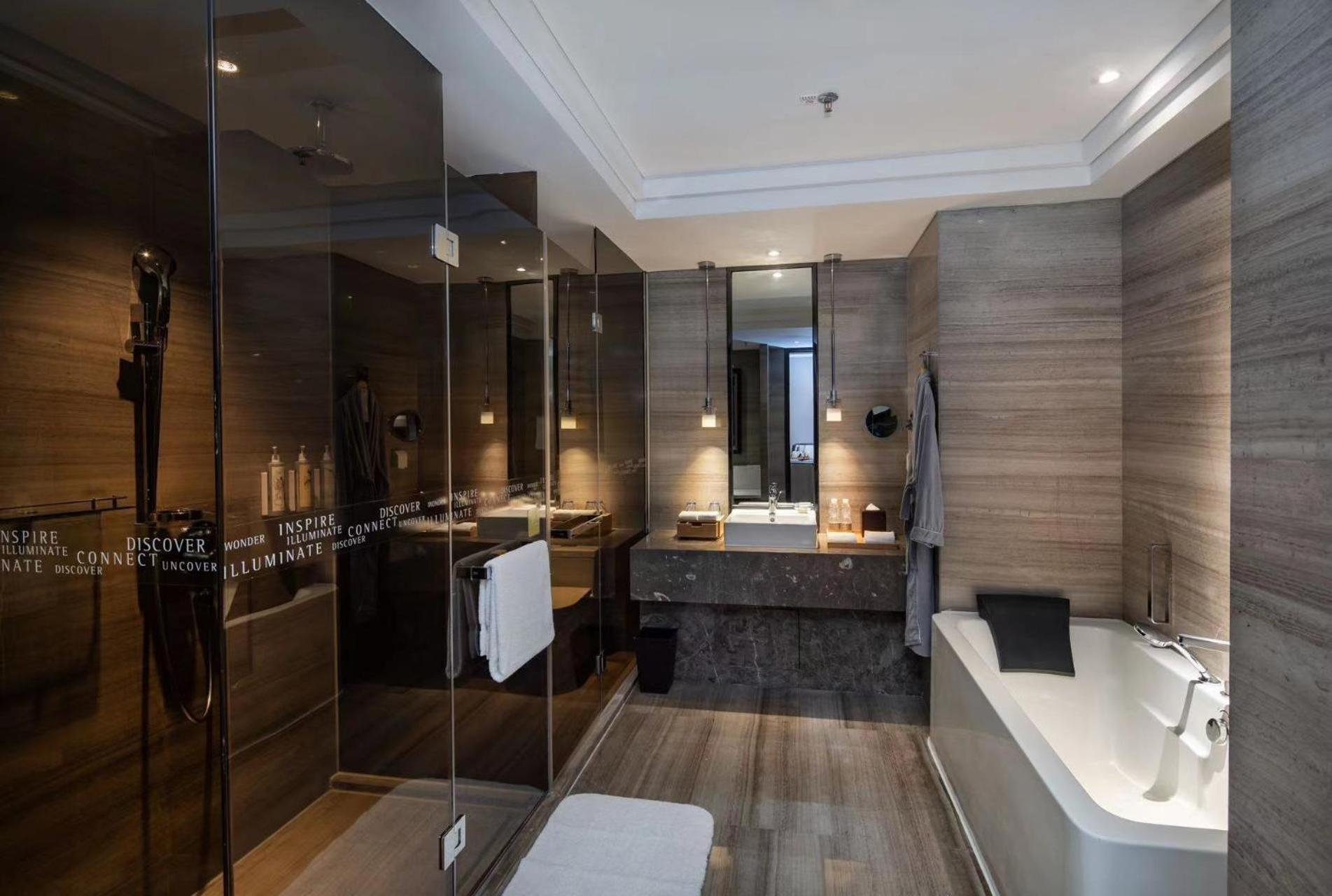Chariman King Suite With City View - Club Level photo 2