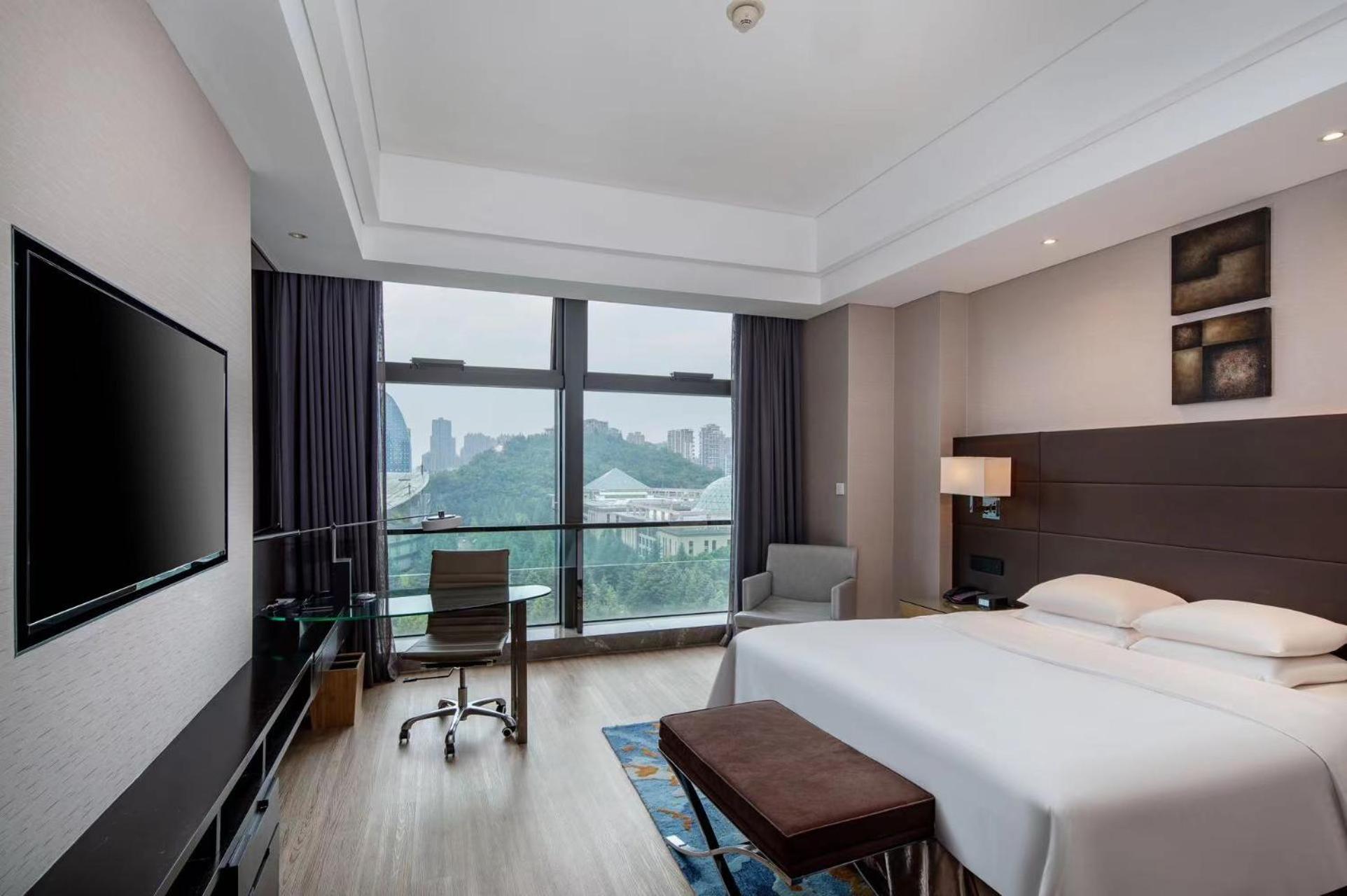 Chariman King Suite With City View - Club Level