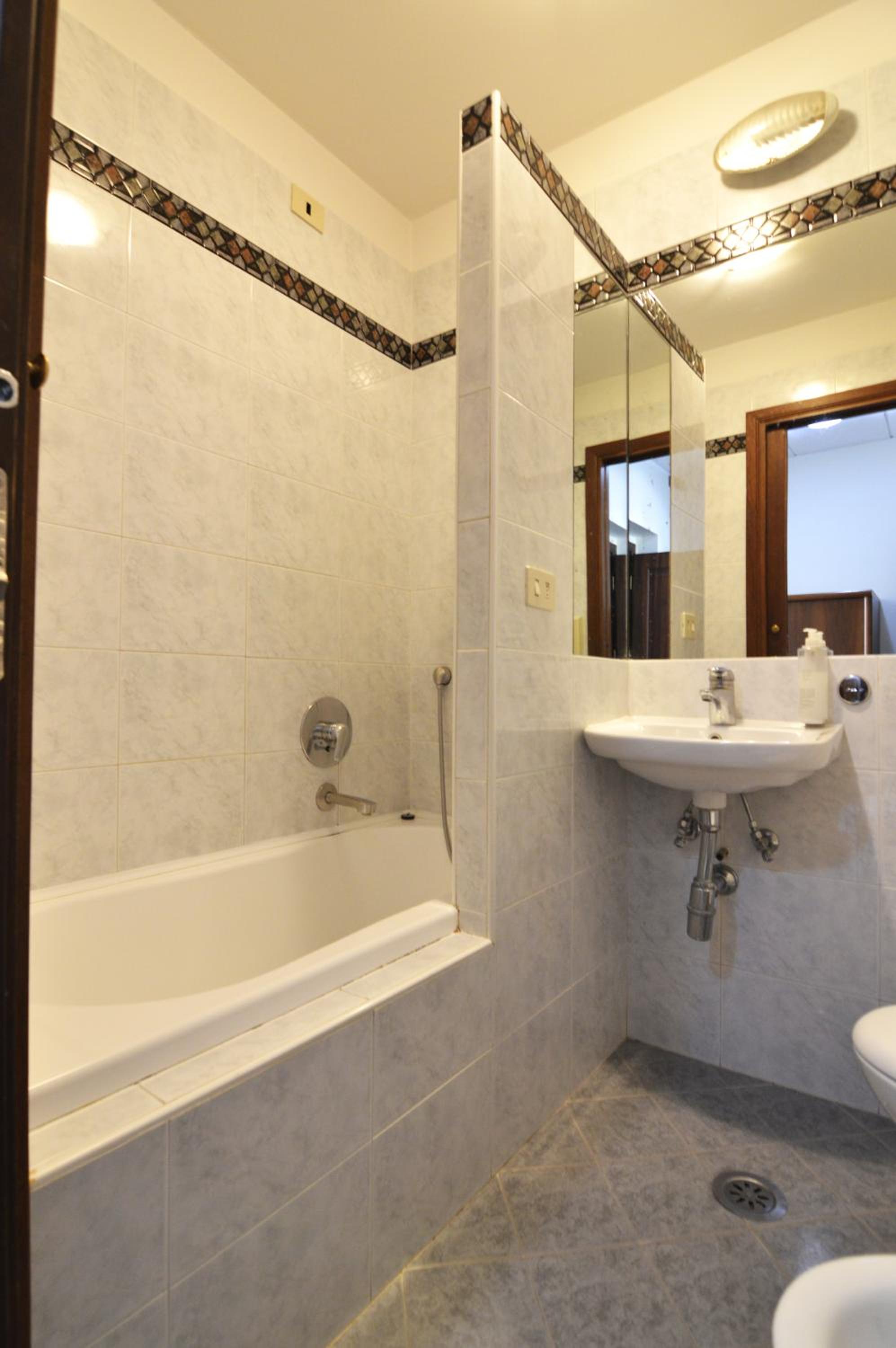 Economy Double Room - Photo 5