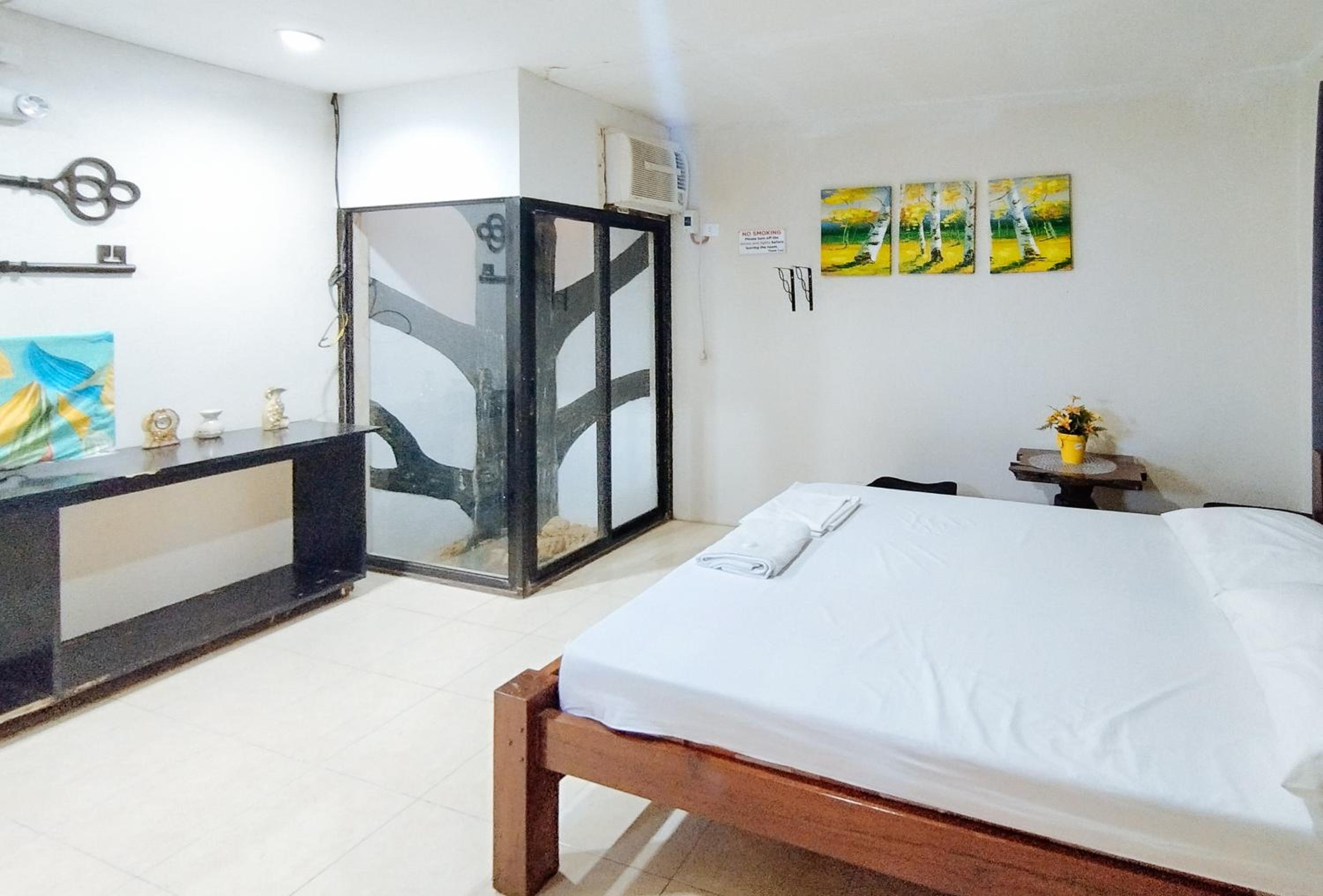 Deluxe Double Room with Balcony - Photo 6