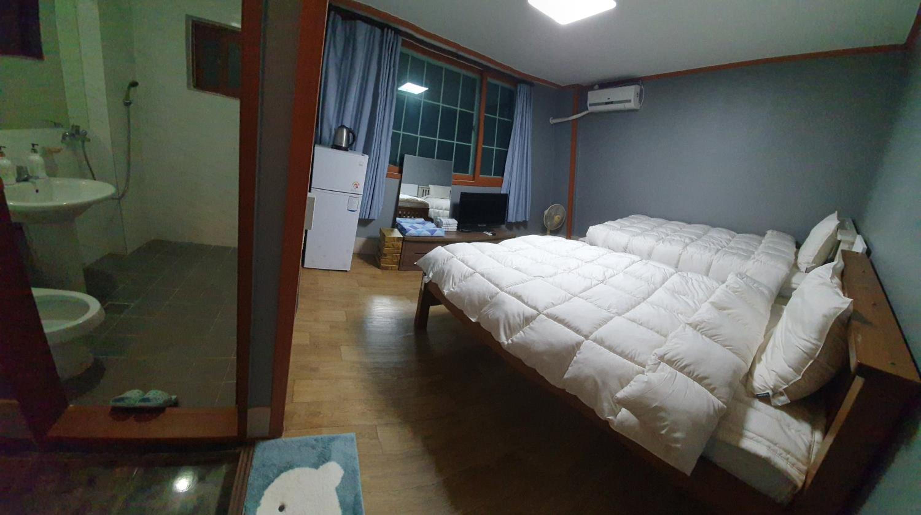 Twin Room with Bathroom - Photo 2