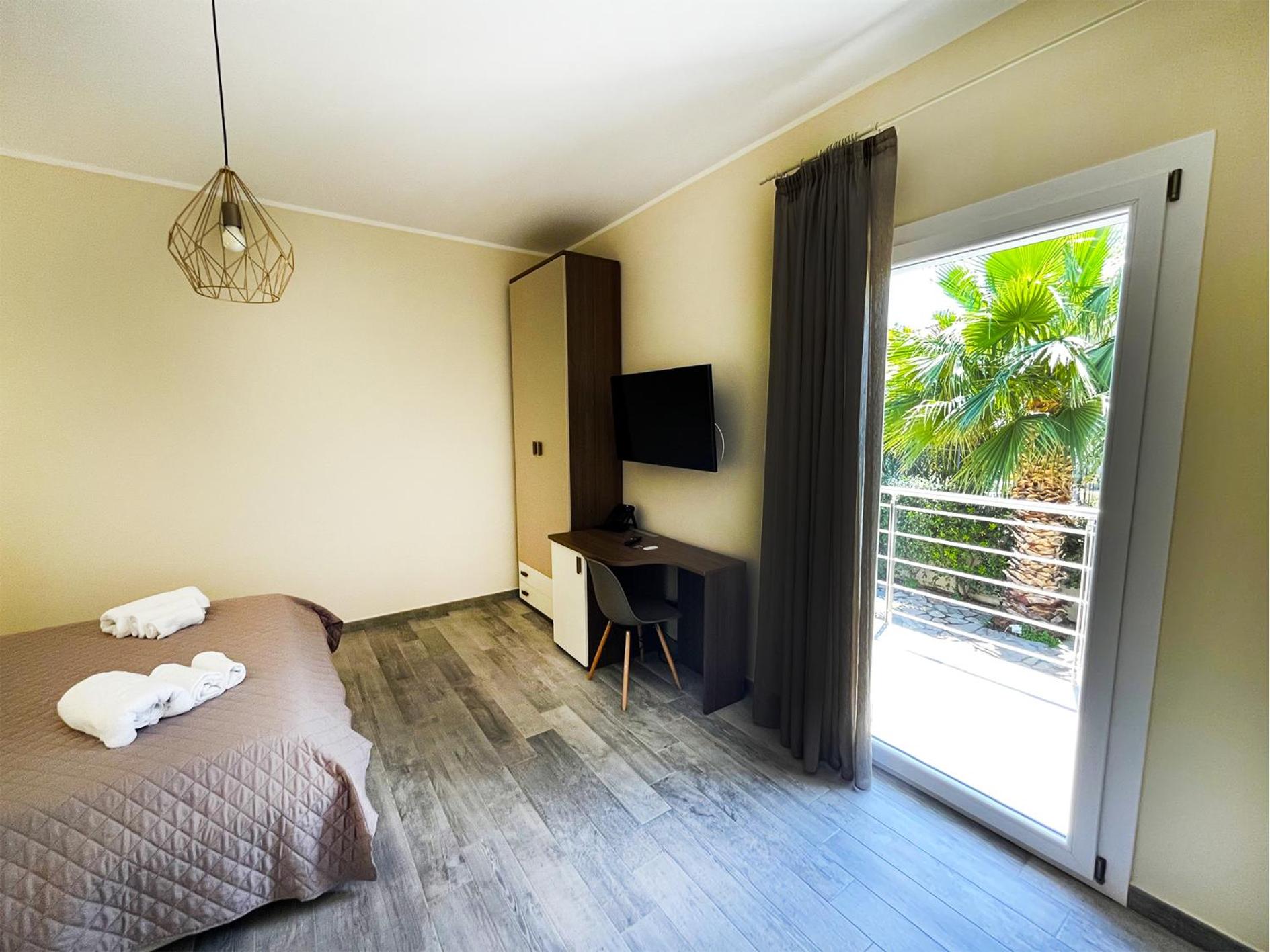 Deluxe Double Room with Balcony photo 2