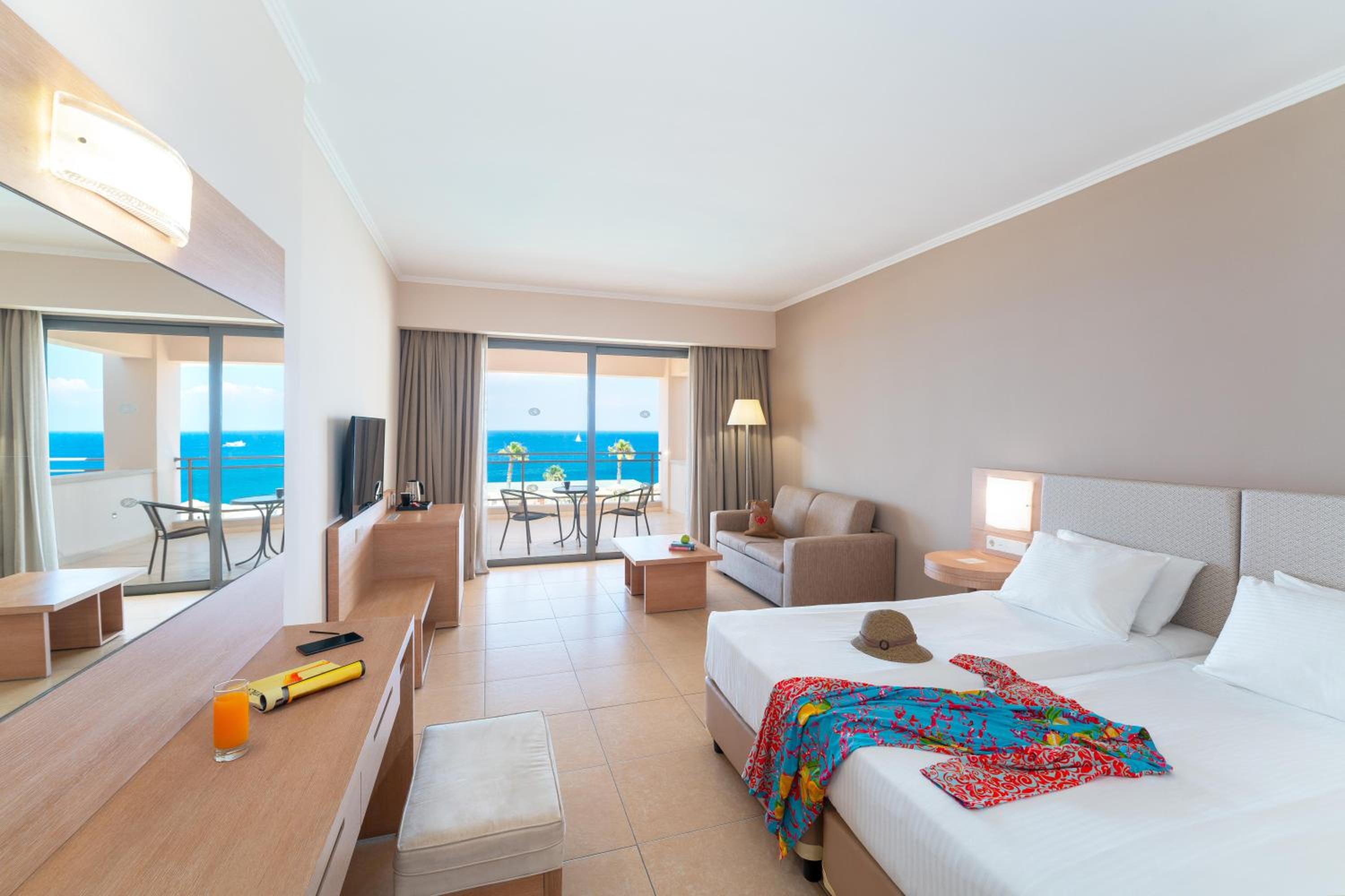 Superior Twin Room with Sea View photo 2