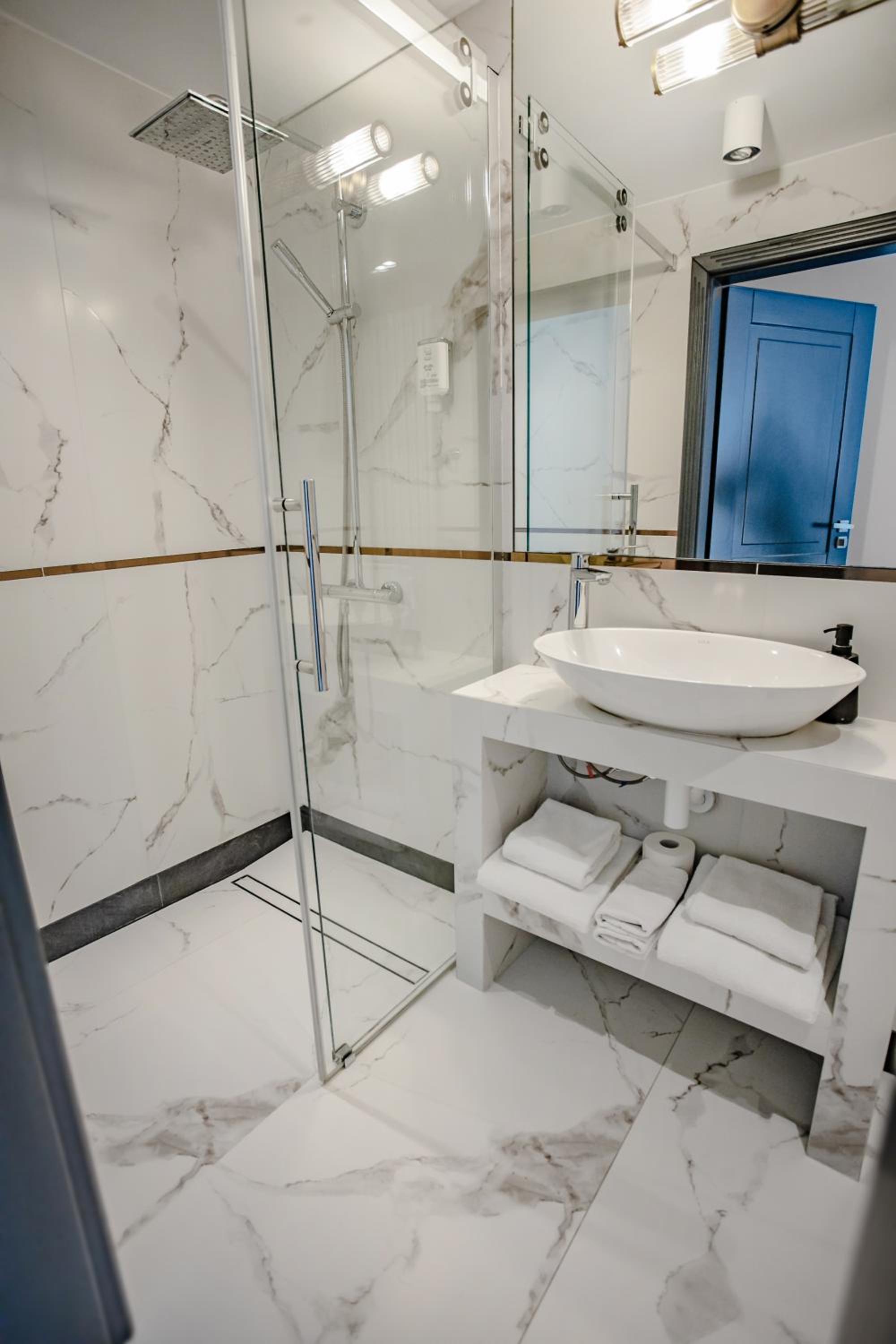 Deluxe Double Room - Photo 11