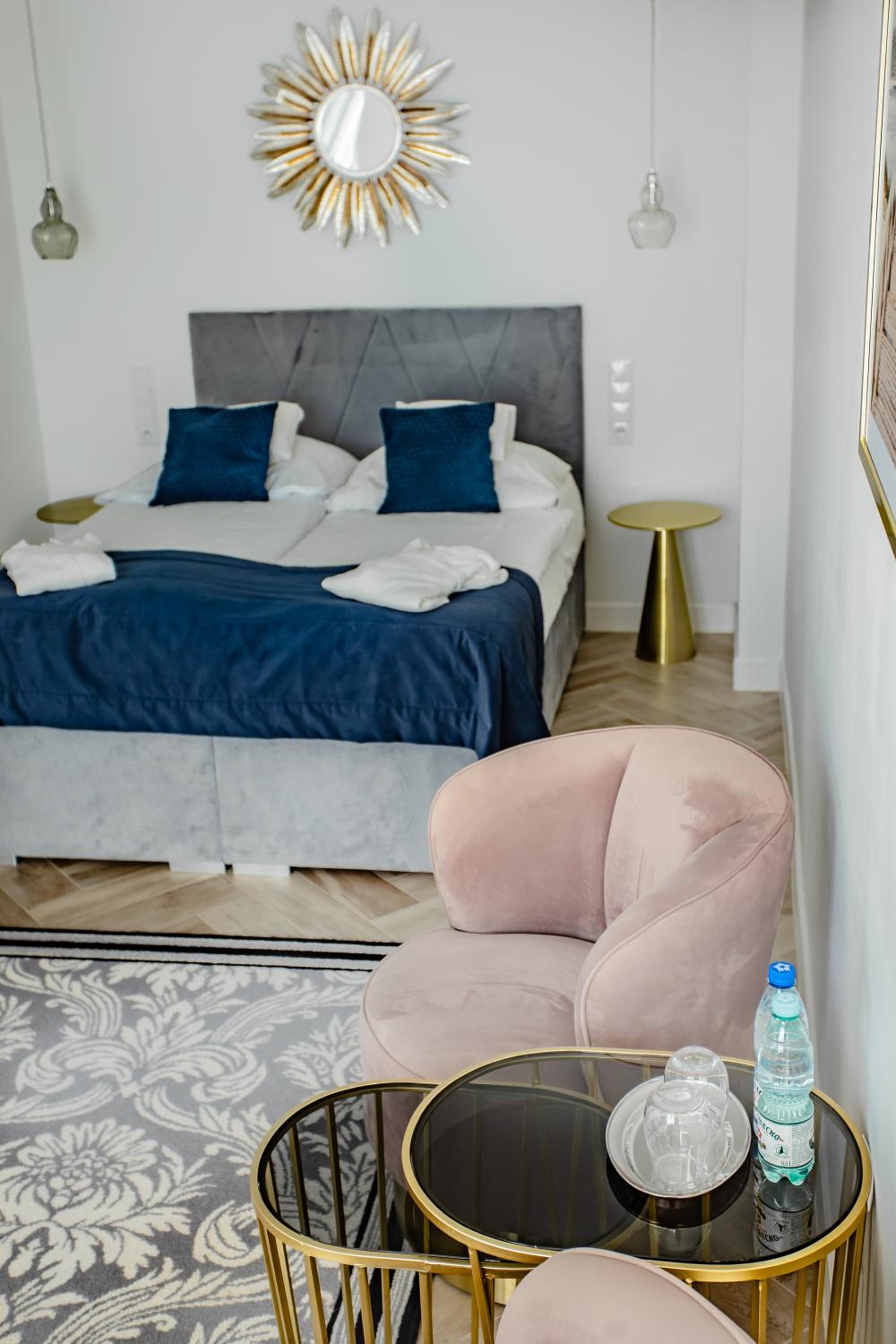 Deluxe Double Room - Photo 9