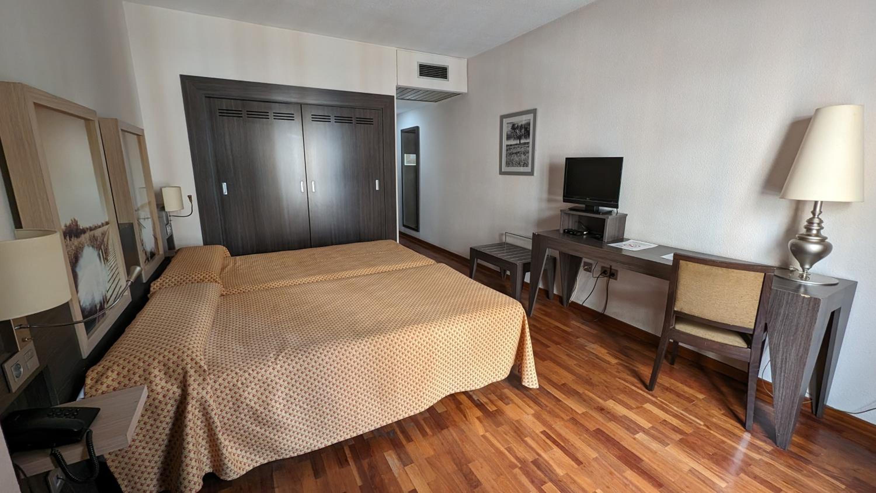 Twin Room - Photo 9