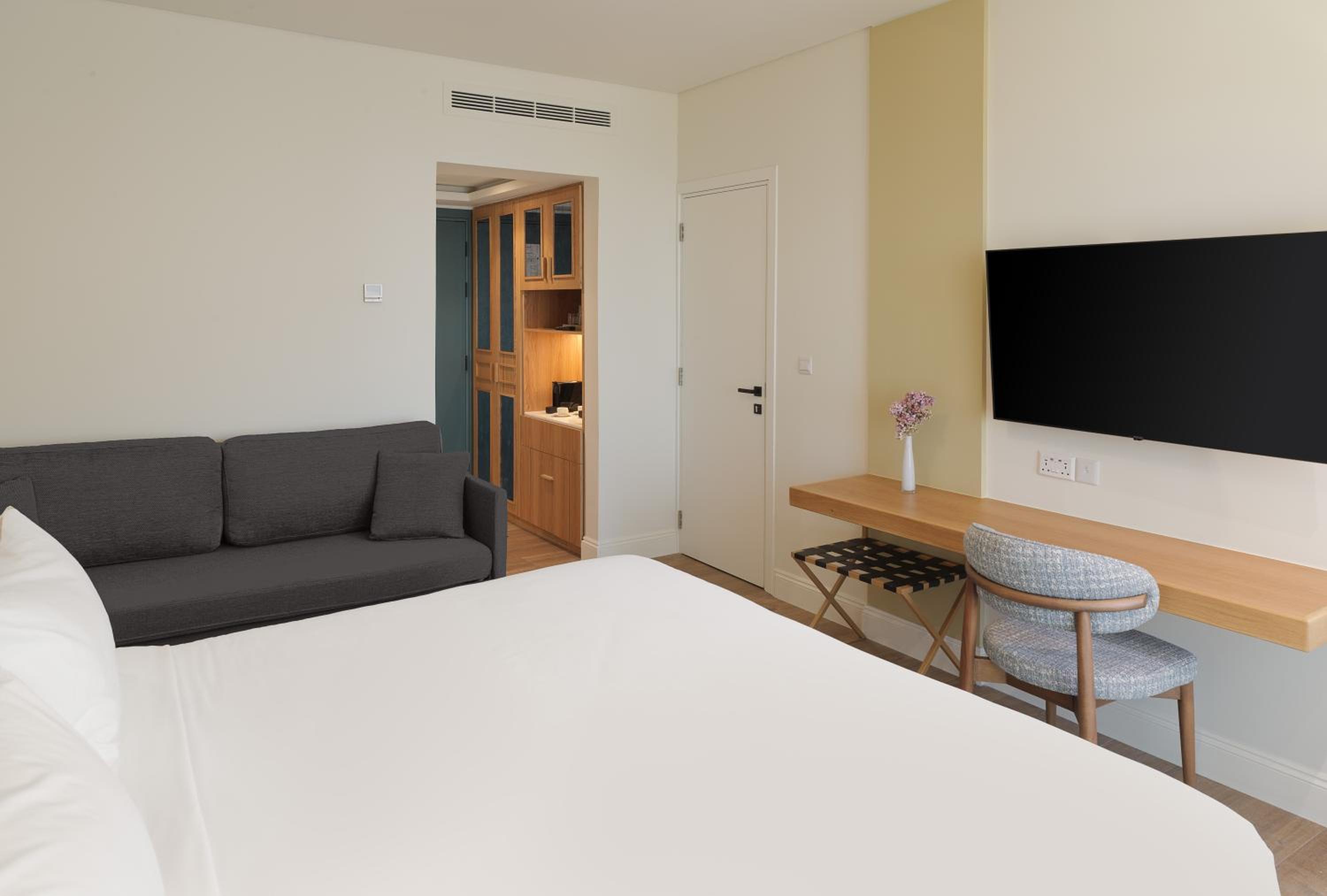 Deluxe Family Room with Sea View - Photo 4