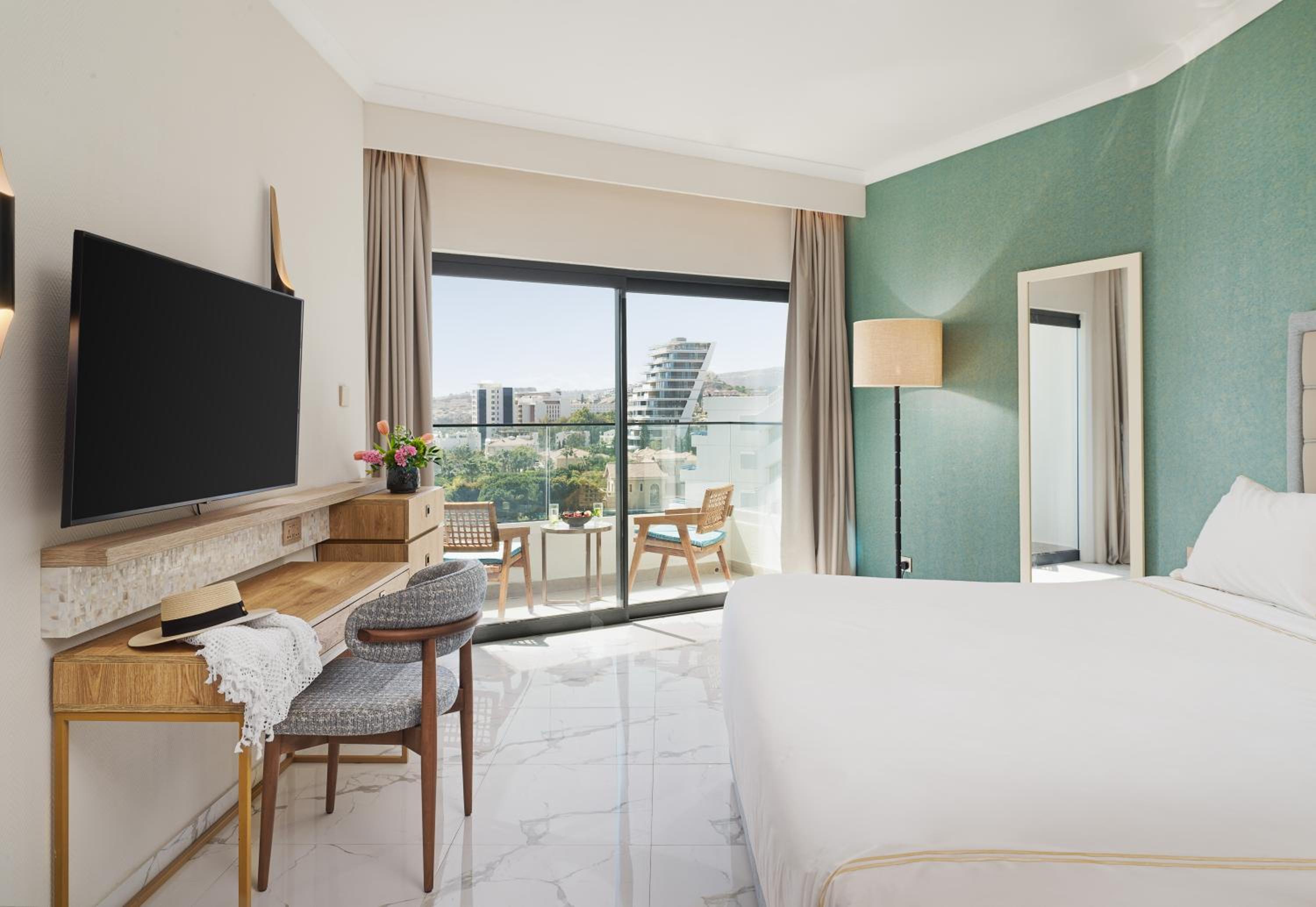 Signature One Bedroom Sea View Suite with Hot Tub - Photo 6