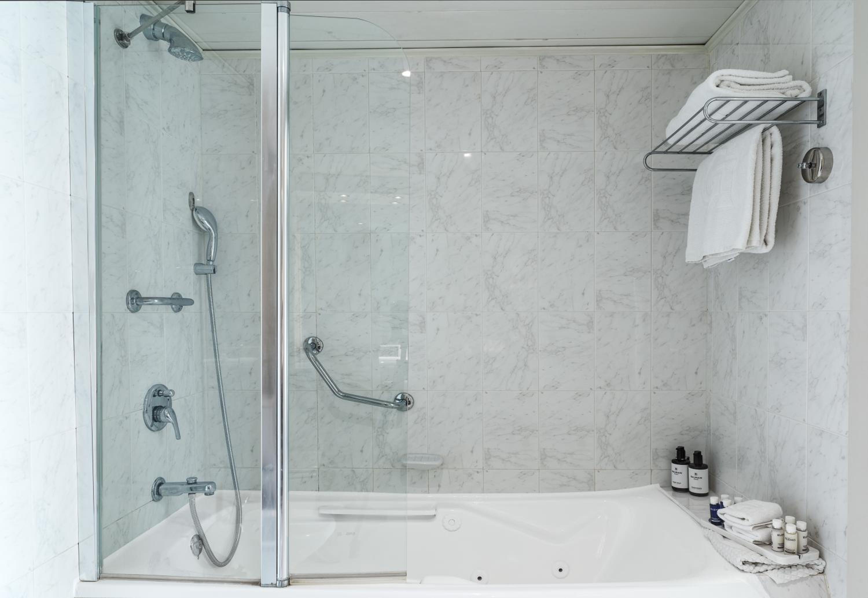 Signature One Bedroom Sea View Suite with Hot Tub - Photo 3