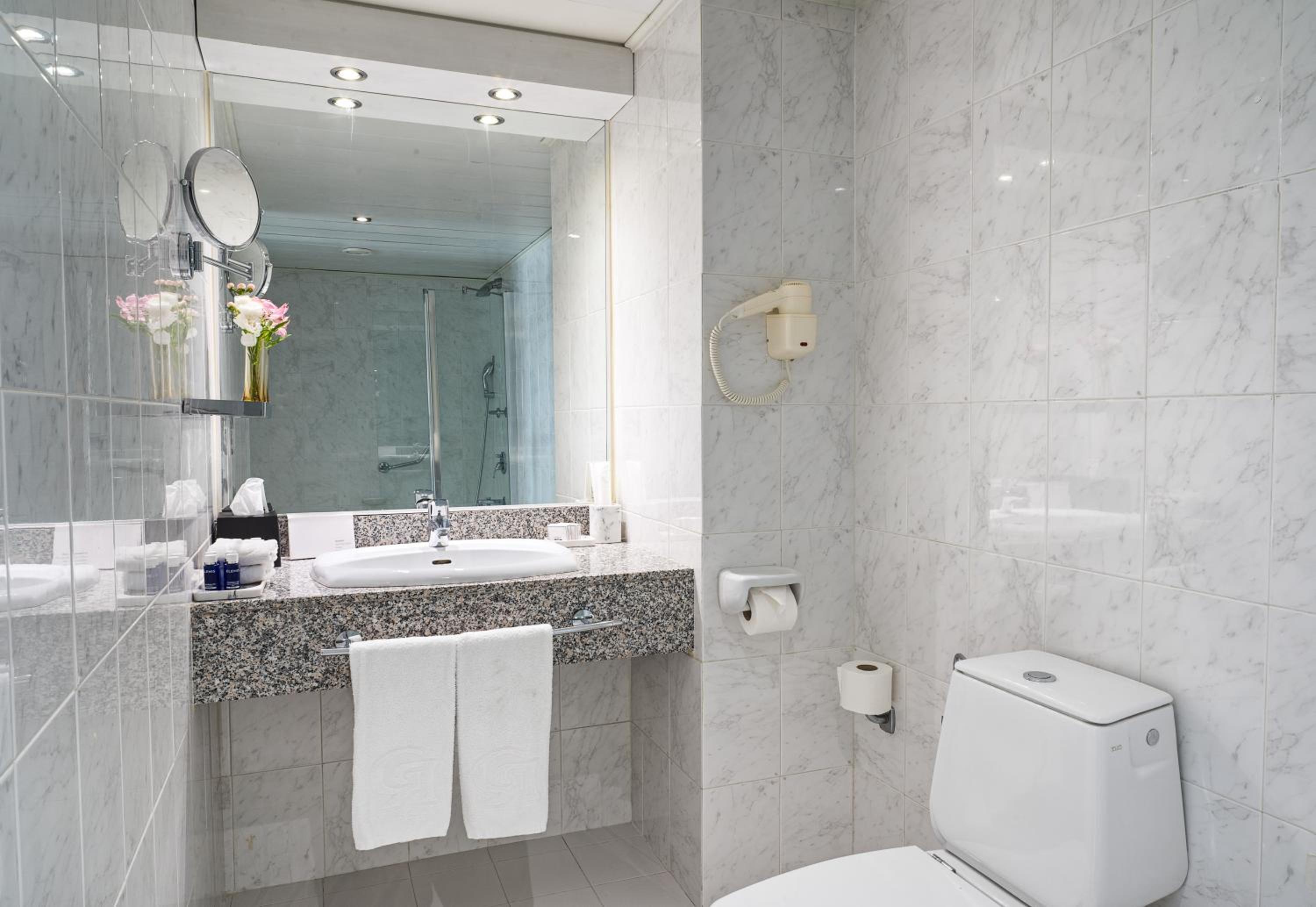 Signature One Bedroom Sea View Suite with Hot Tub - Photo 2