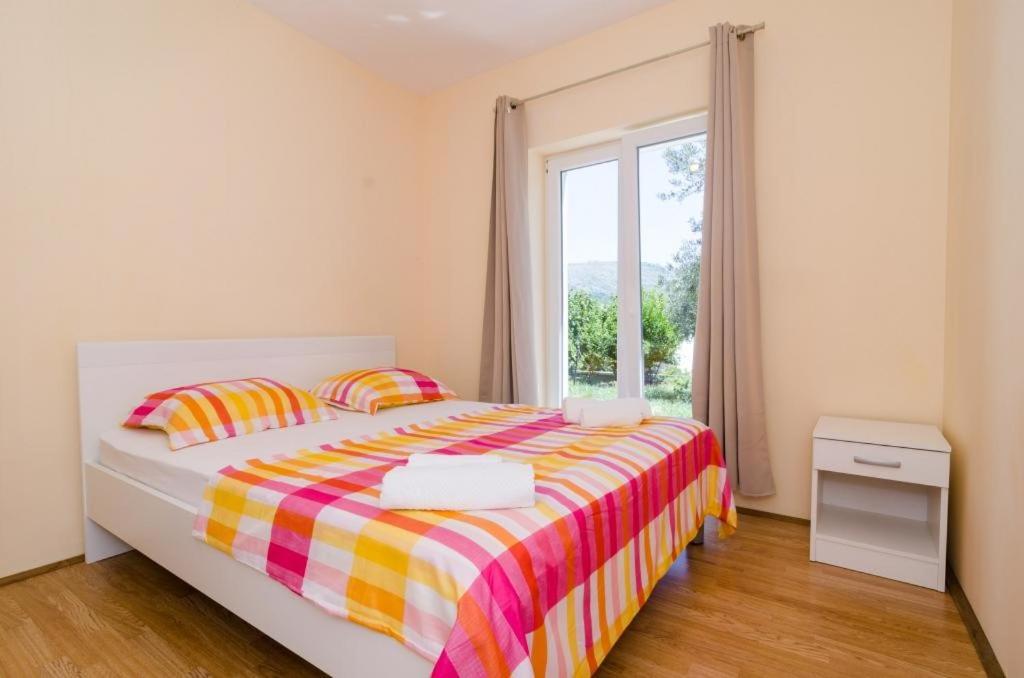 Comfort One-Bedroom Apartment with Terrace and Garden View photo 1