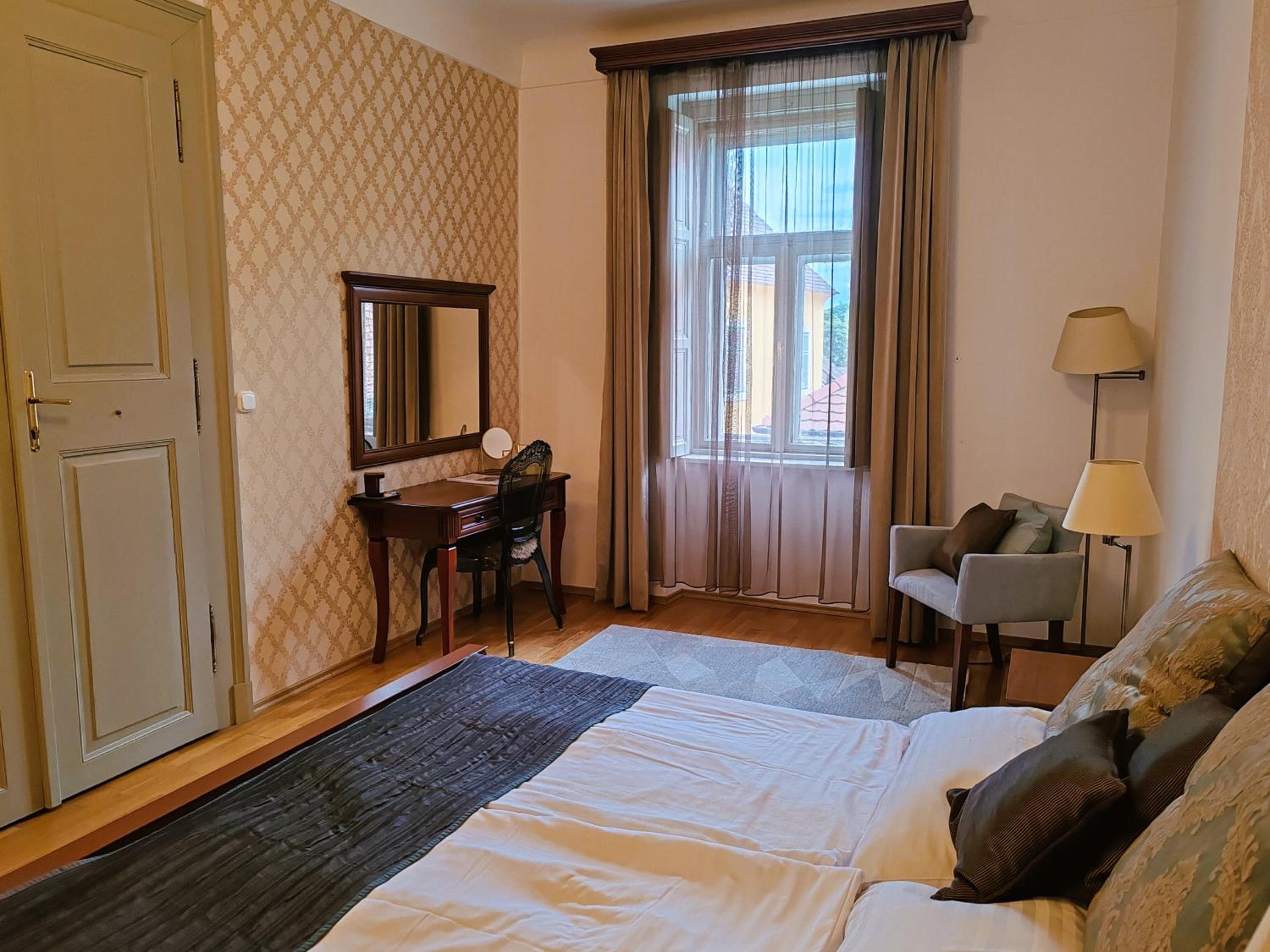 Deluxe Double Room with Extra Bed photo 1