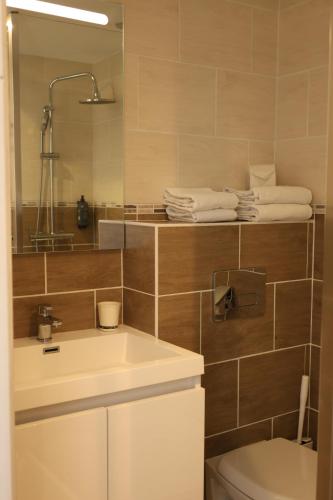 Double Room with Balcony - Photo 4