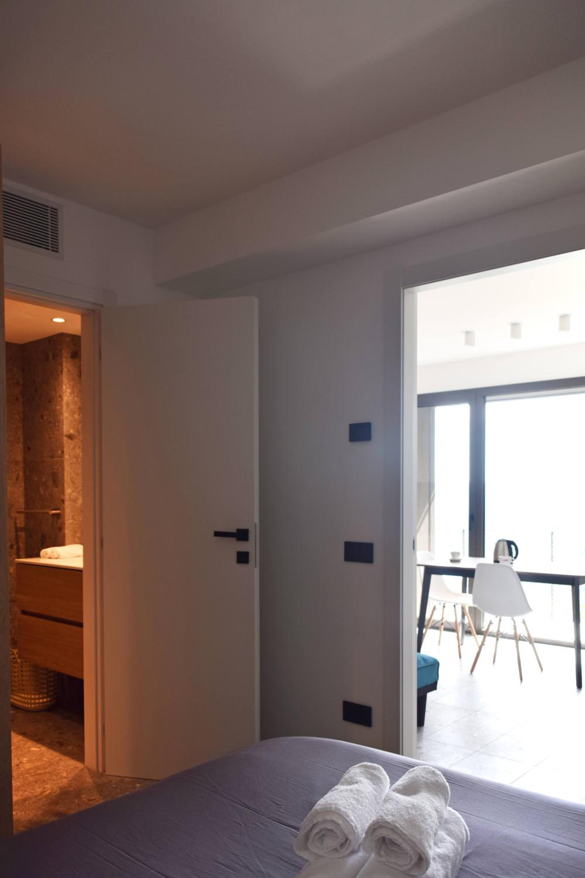One-Bedroom Apartment with Lake View photo 1
