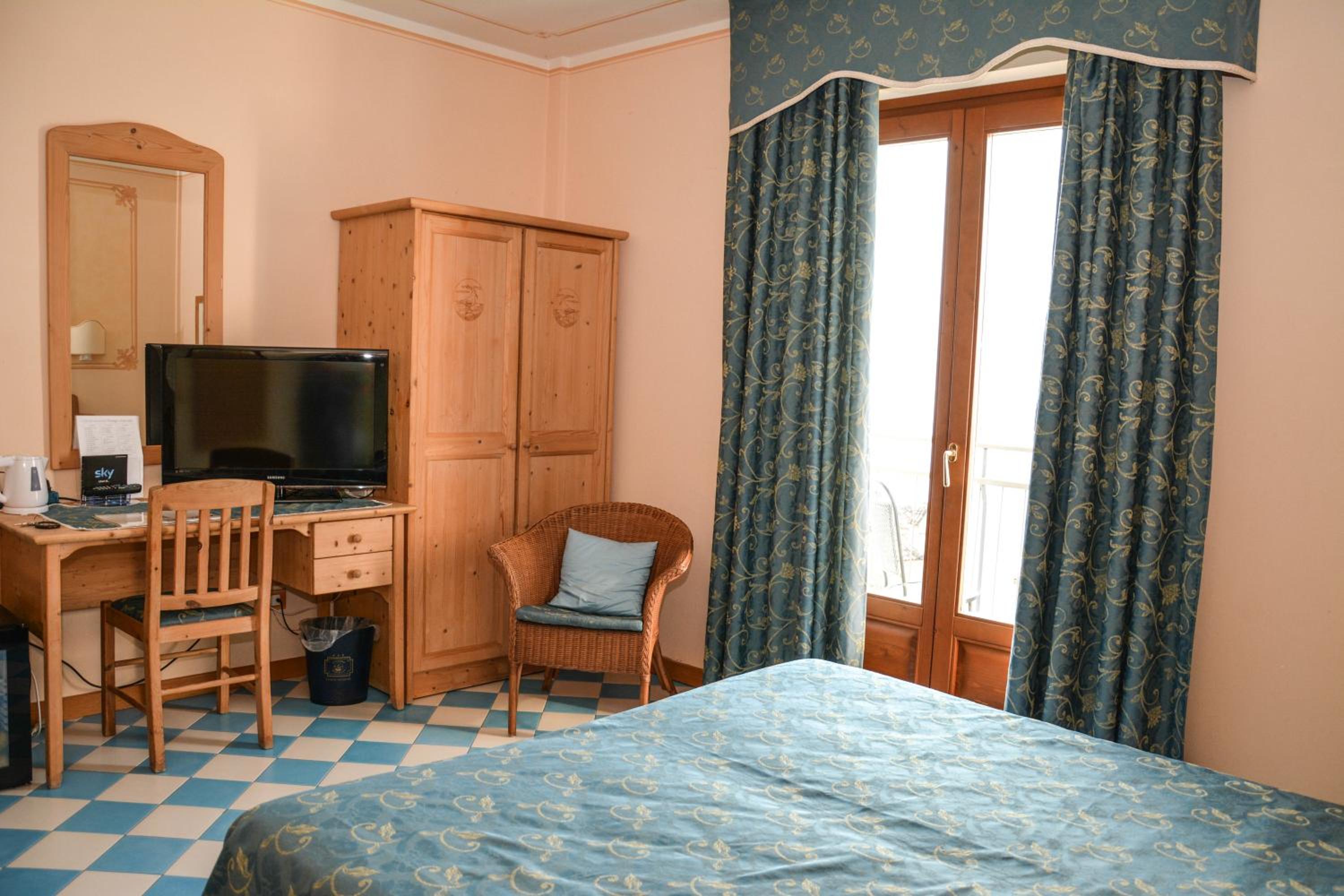 Double or Twin Room with Lake View photo 2