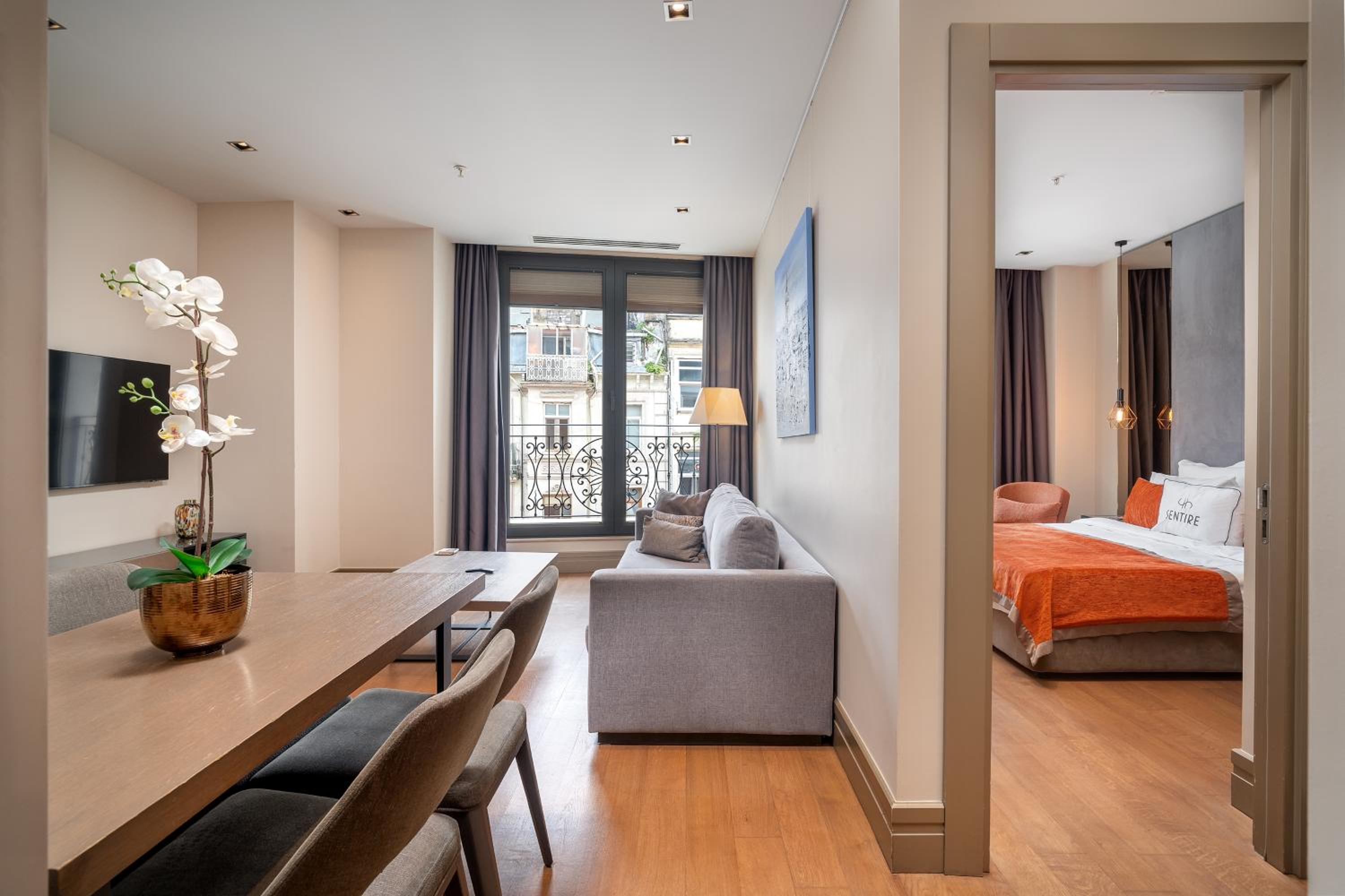 Deluxe Junior Suite with Istiklal Street View photo 1