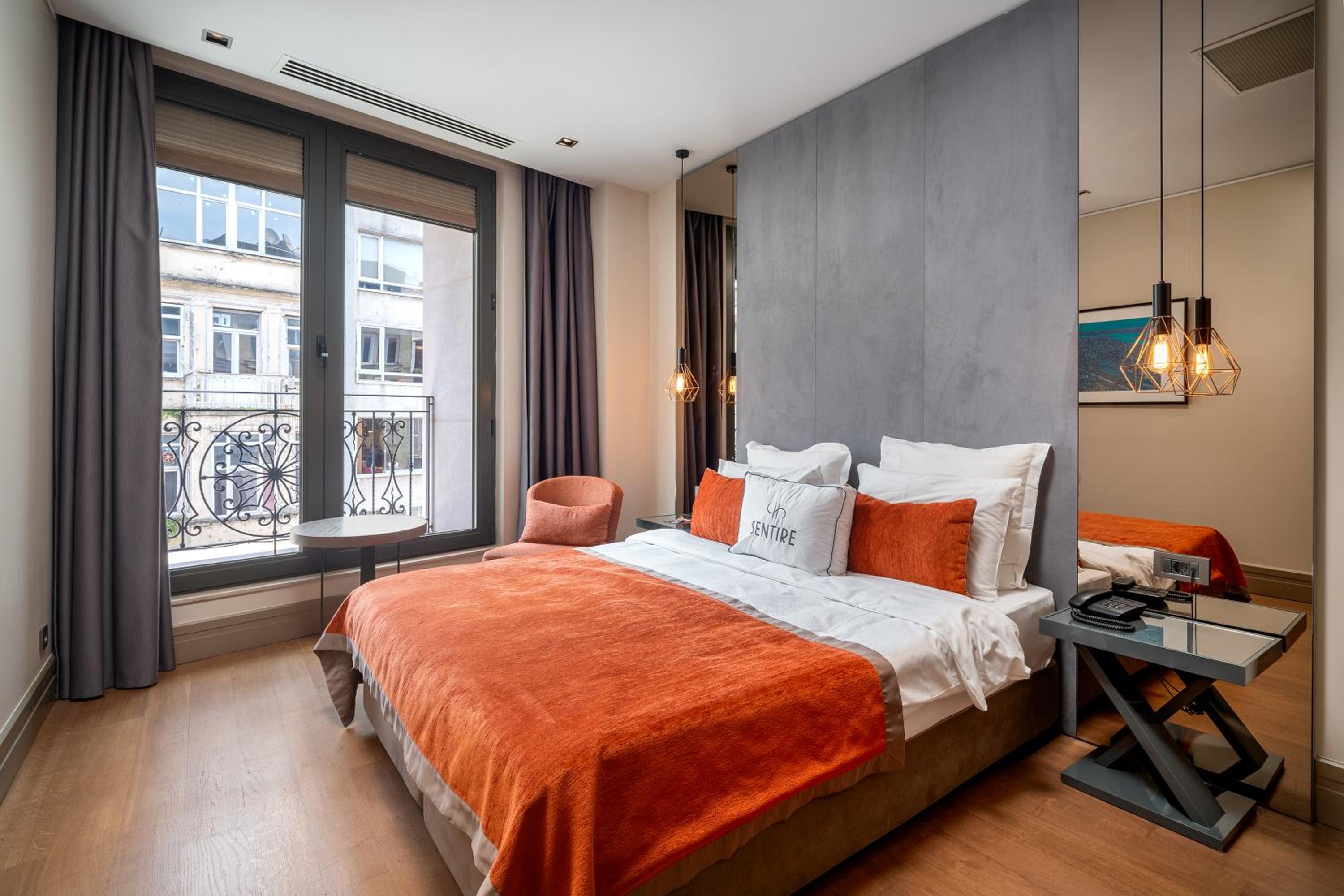 Deluxe Junior Suite with Istiklal Street View photo 2