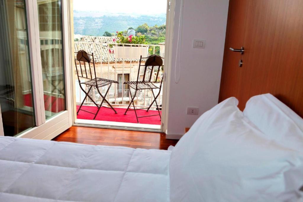 Deluxe Double Room with Balcony photo 2