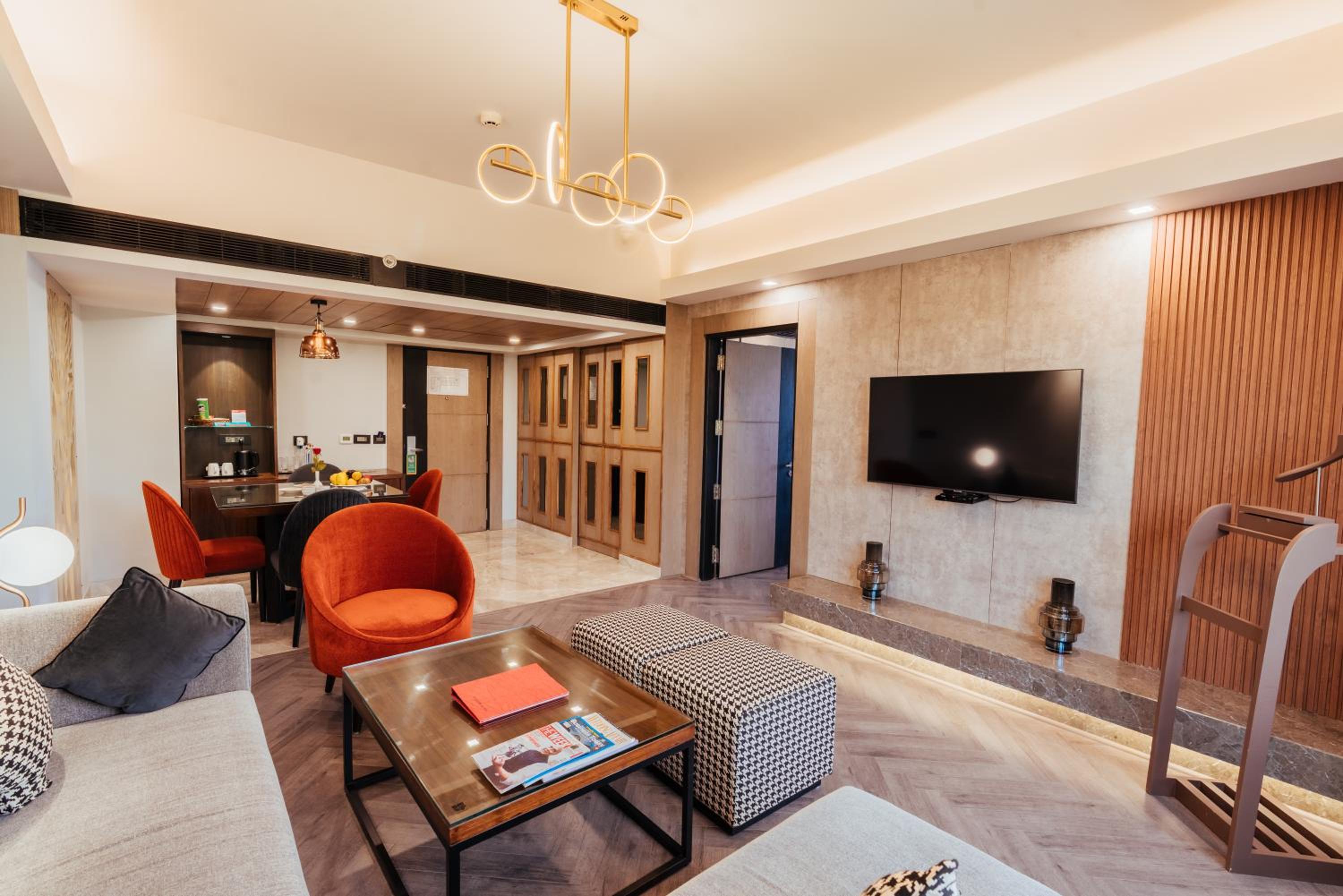Luxury Suite - Photo 2
