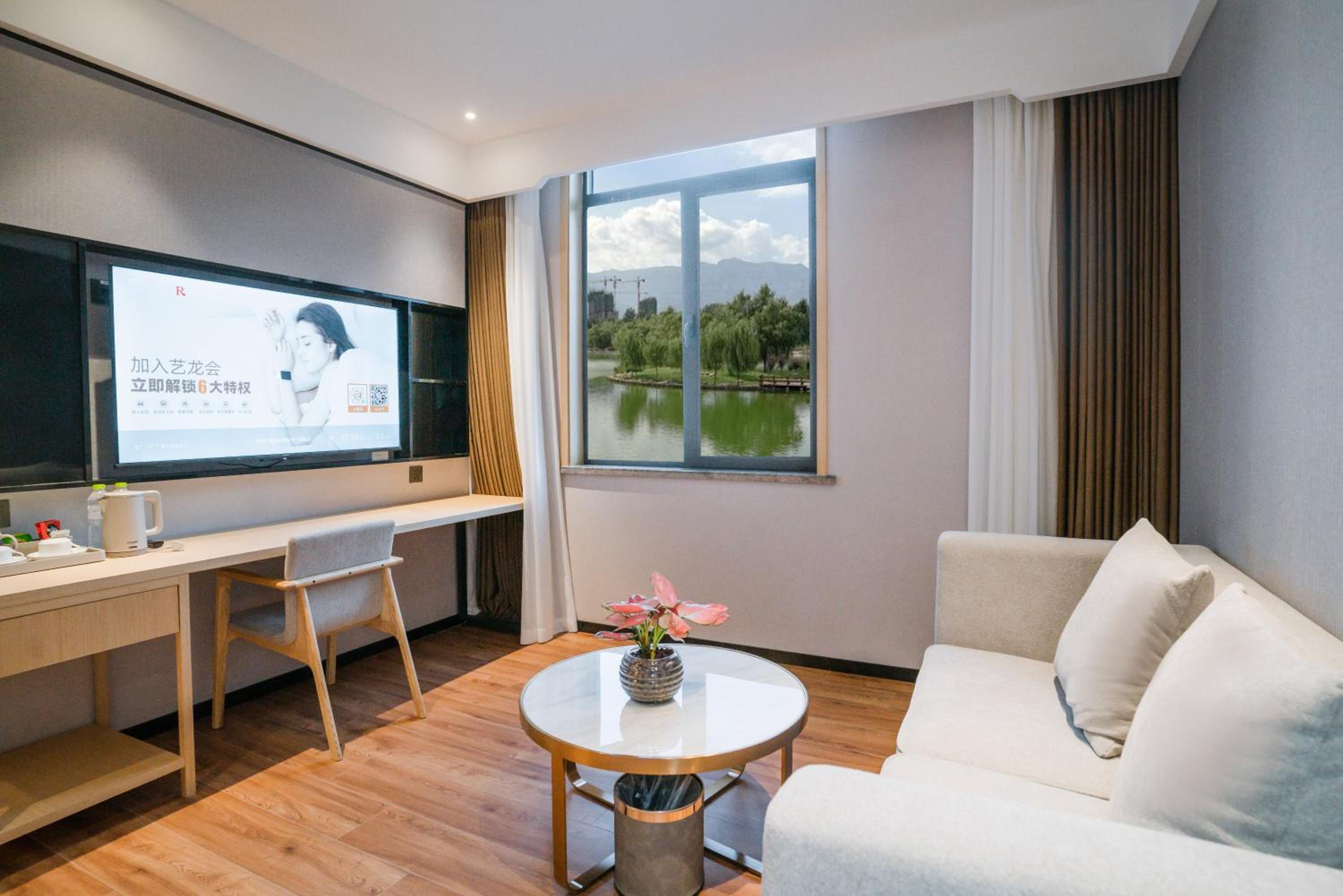Deluxe Suite photo 2