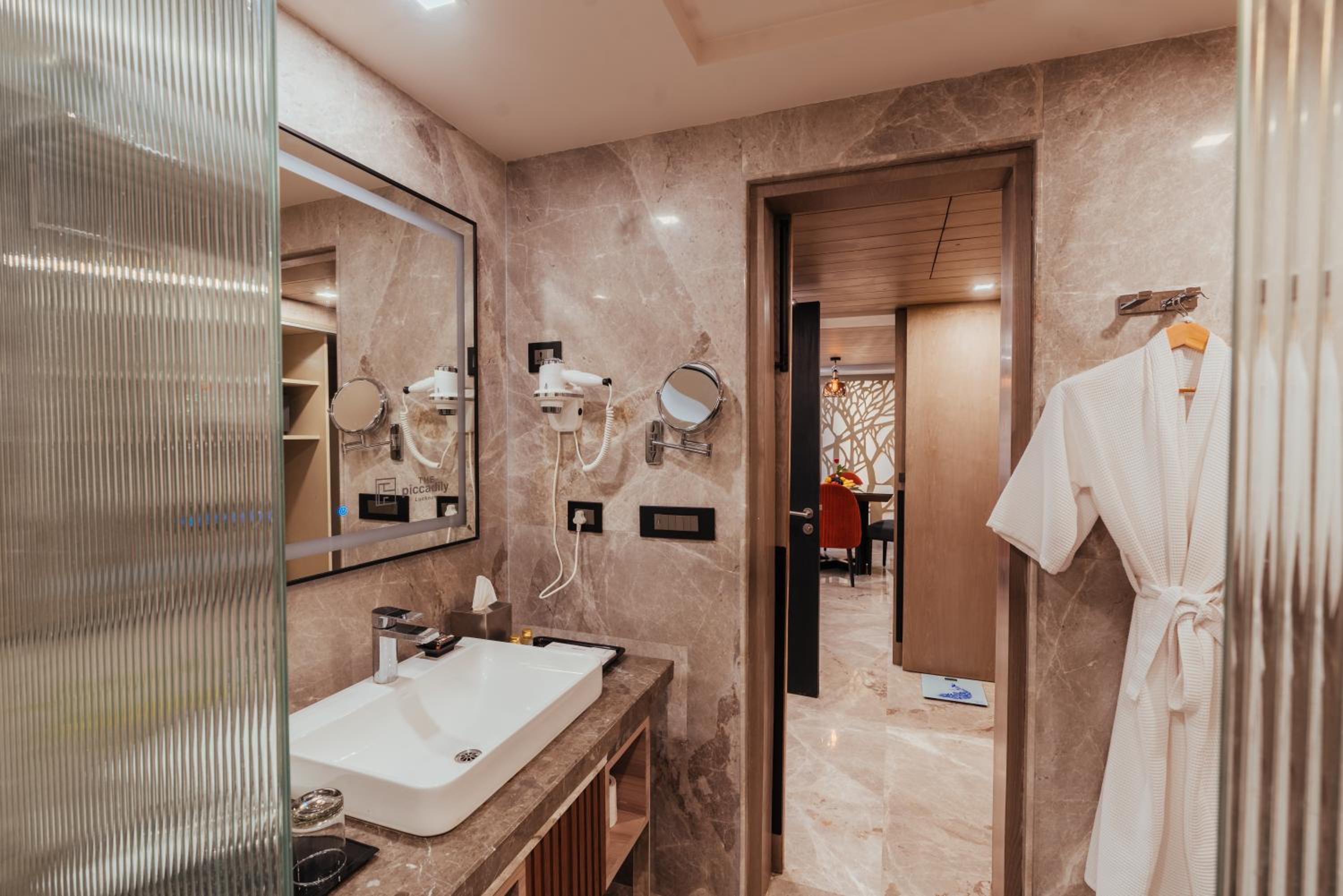 Luxury Suite - Photo 5