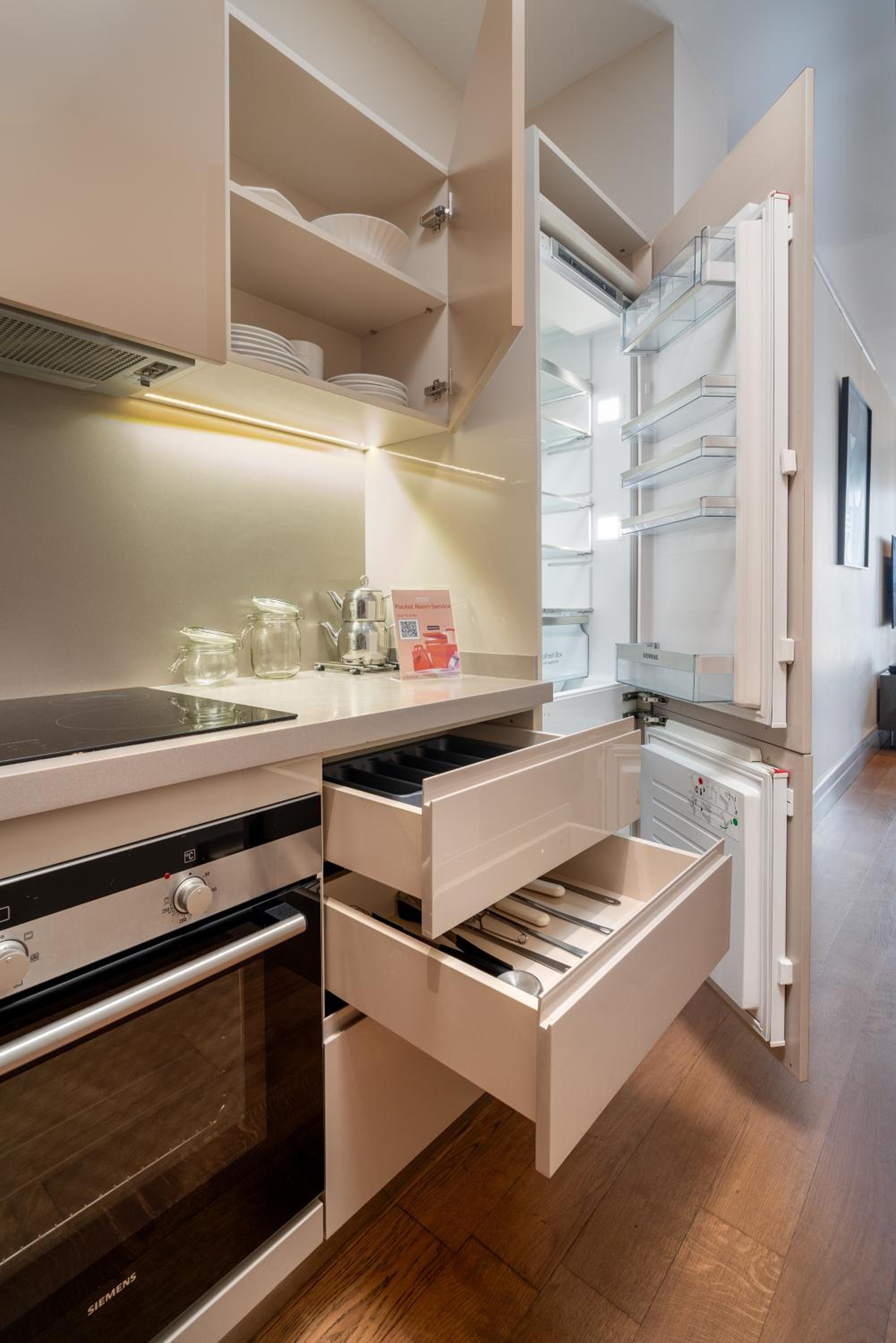 Deluxe Junior Suite with Istiklal Street View photo 3