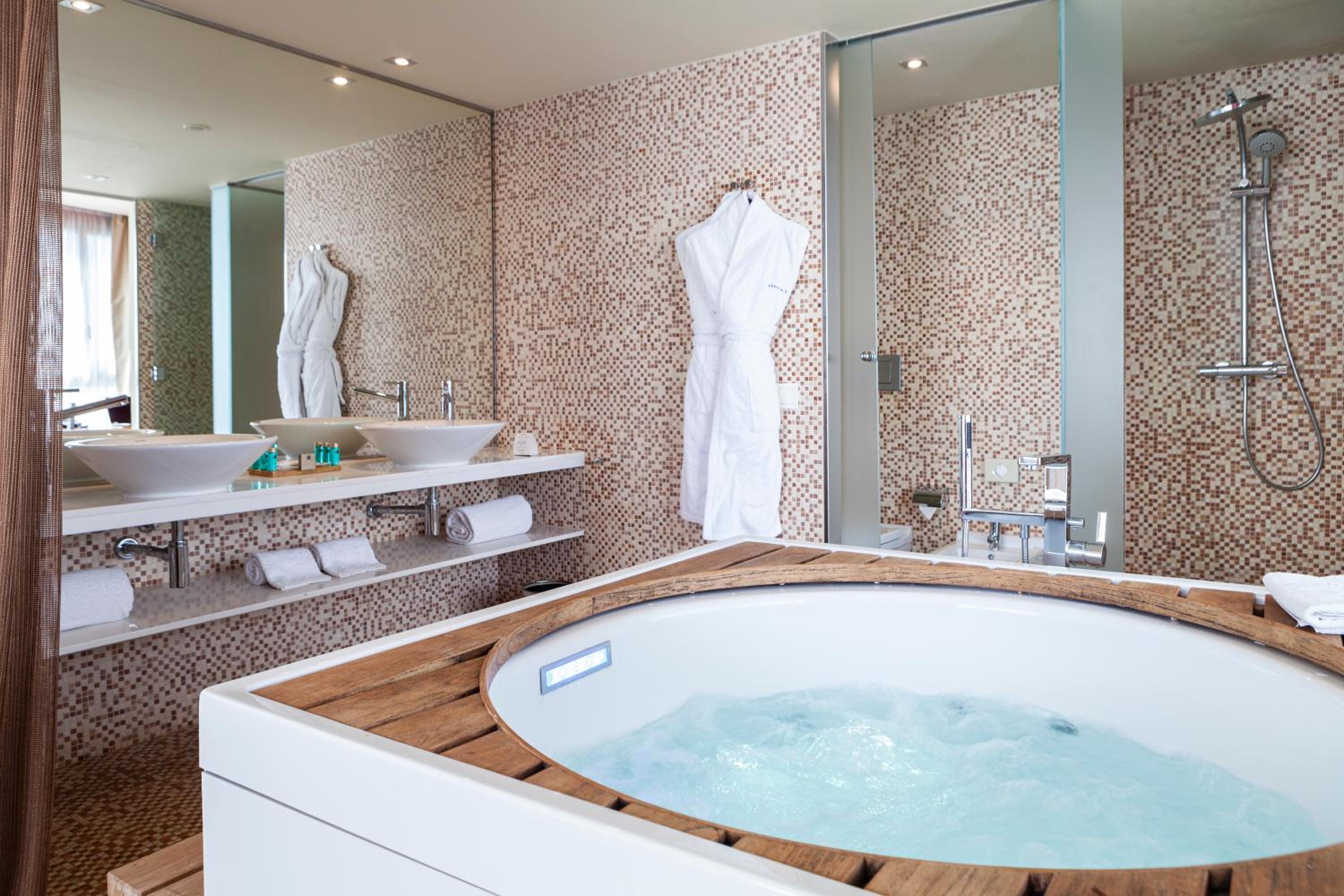 Suite with Hot Tub photo 3