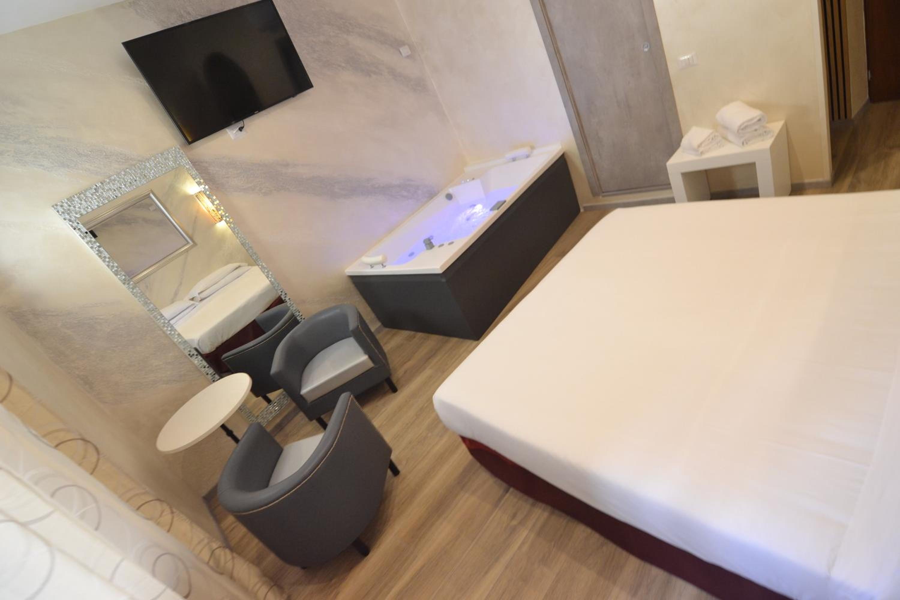 Deluxe Double Room thumbnail 6
