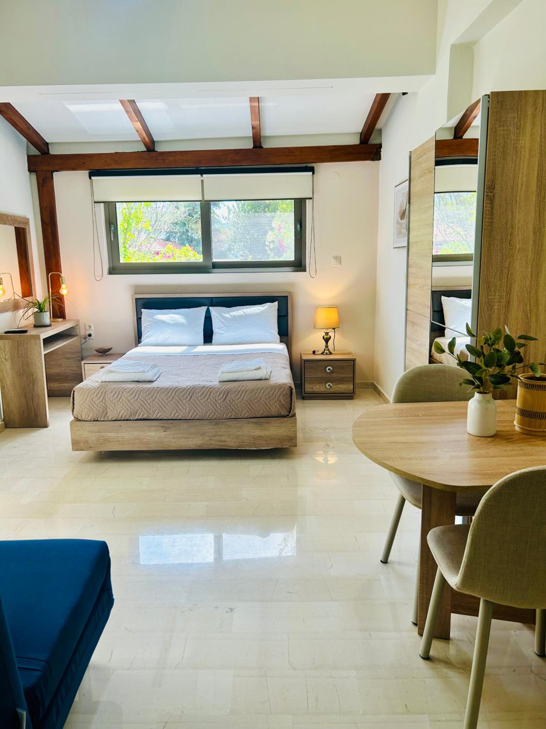 Deluxe Room (2 Adults + 1 Child)