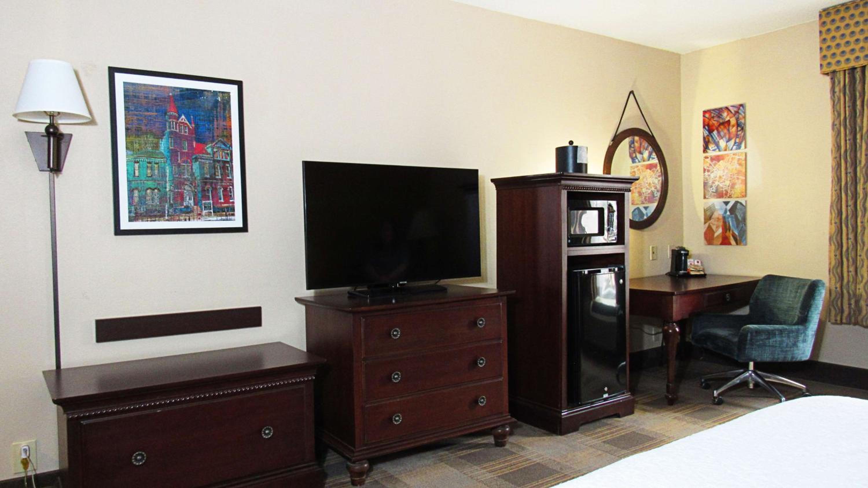 King Room with King Bed - Non-Smoking - Photo 6