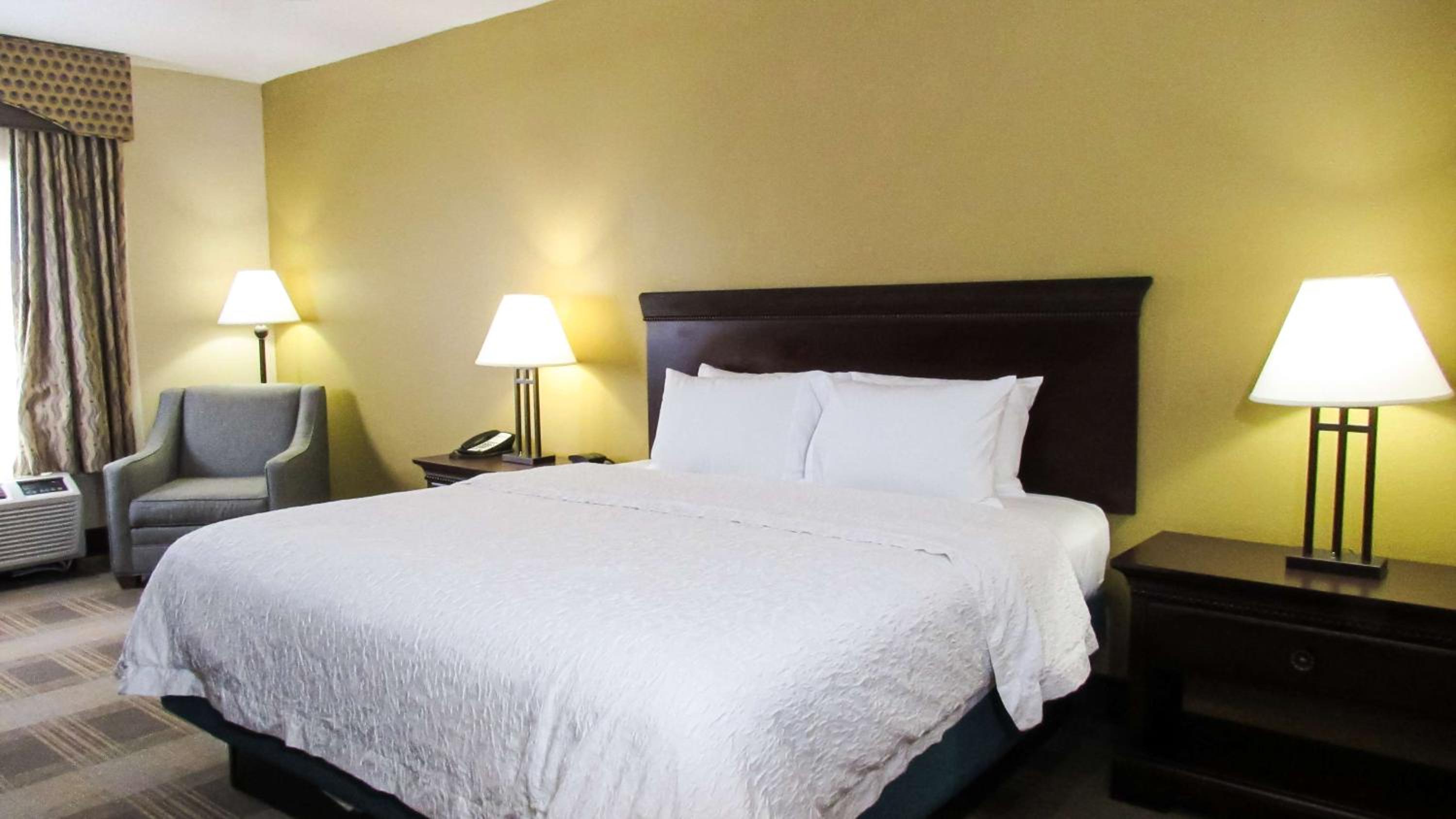 King Room with King Bed - Non-Smoking - Photo 2