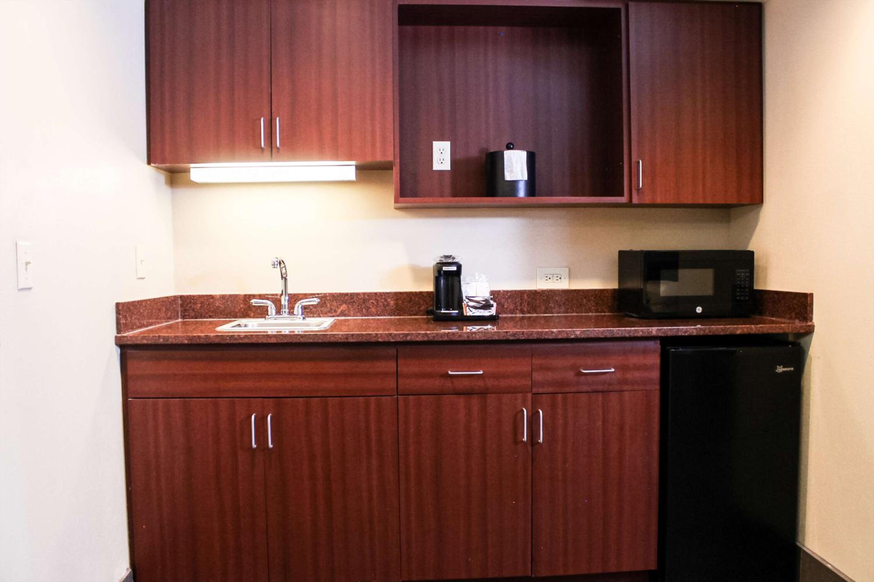 One-Bedroom King Suite - Non-Smoking - Photo 2