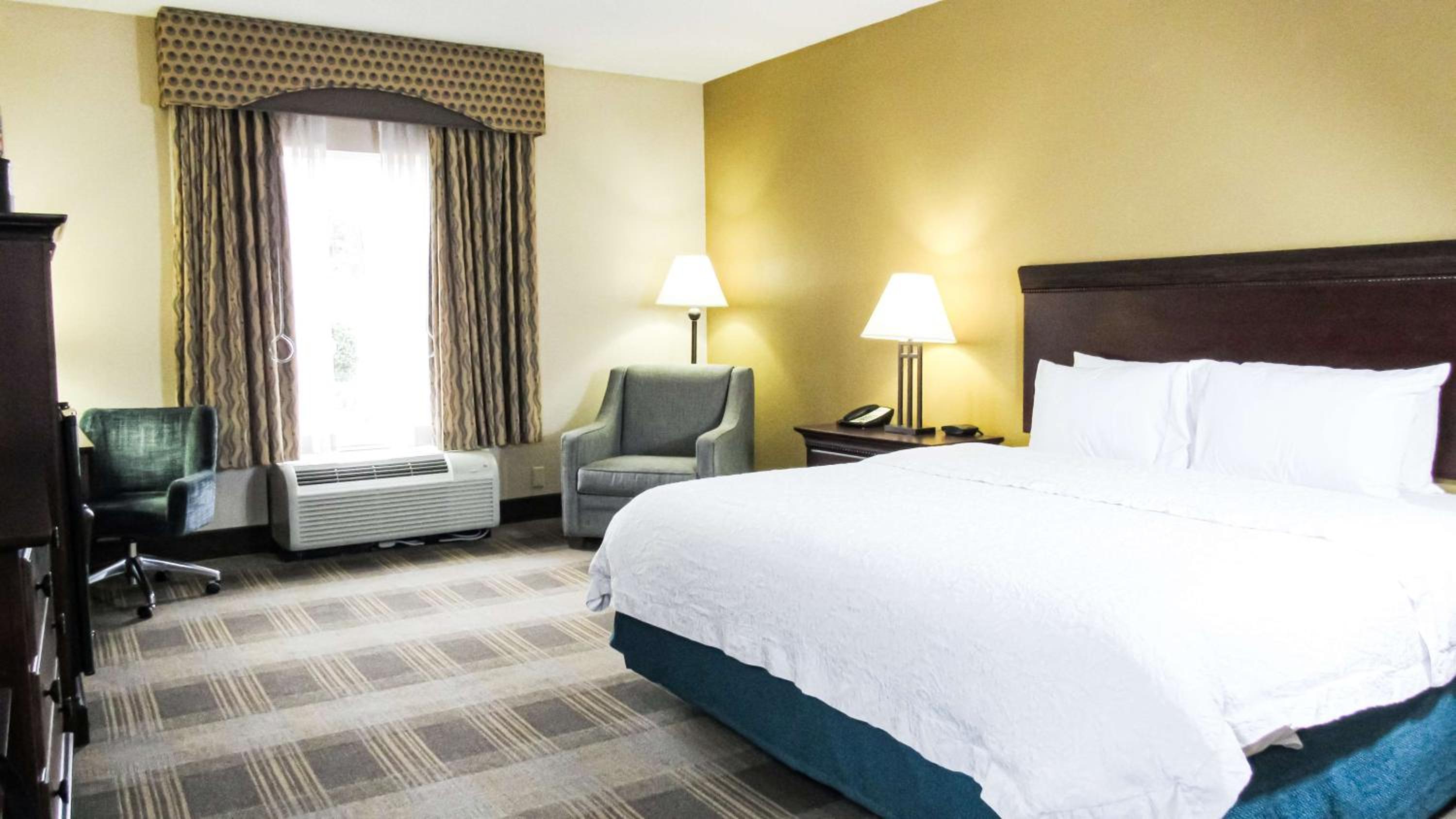 King Room with King Bed - Non-Smoking - Photo 4