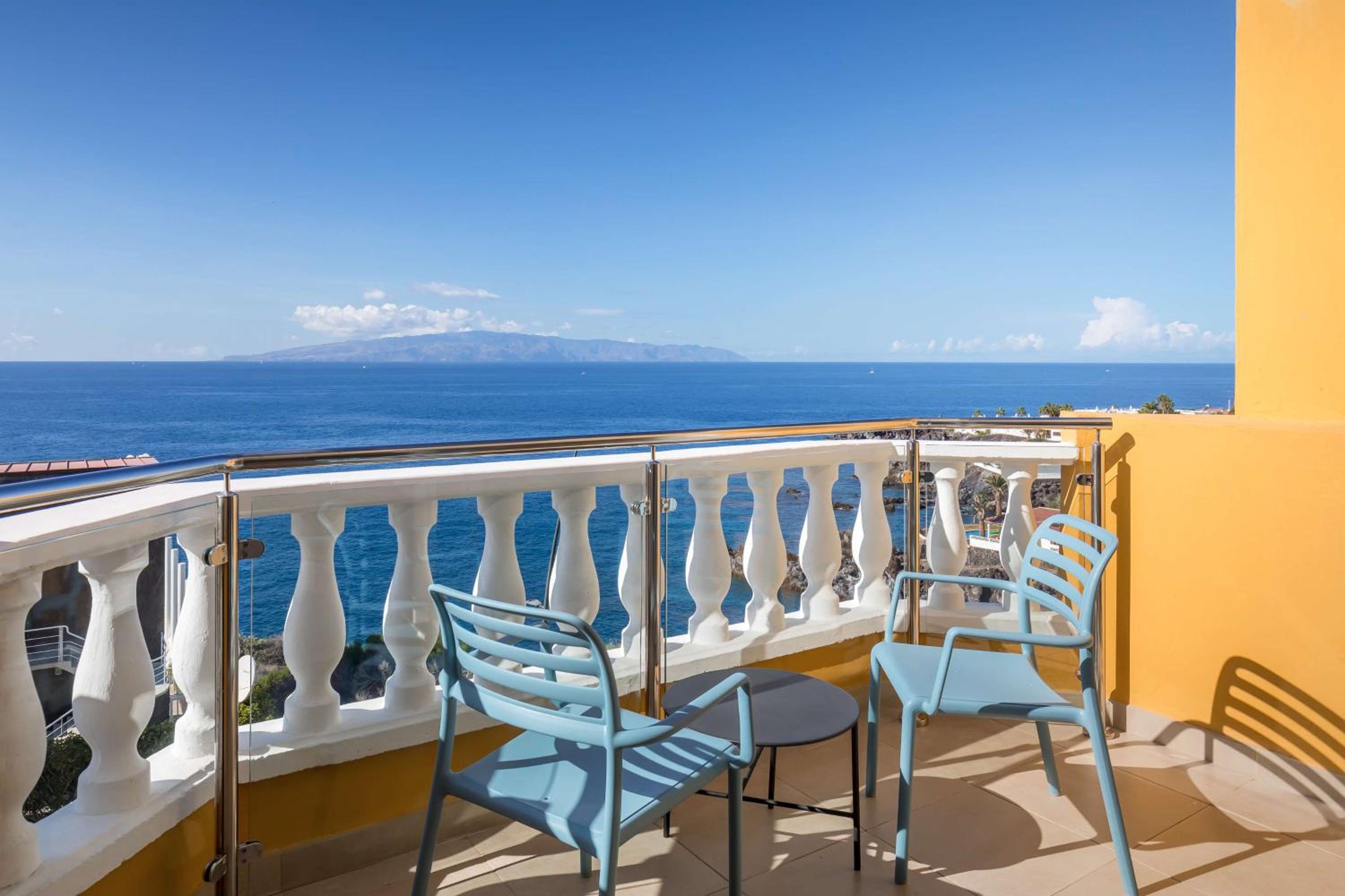 Apartment with Sea View (2 Adults + 1 Child)