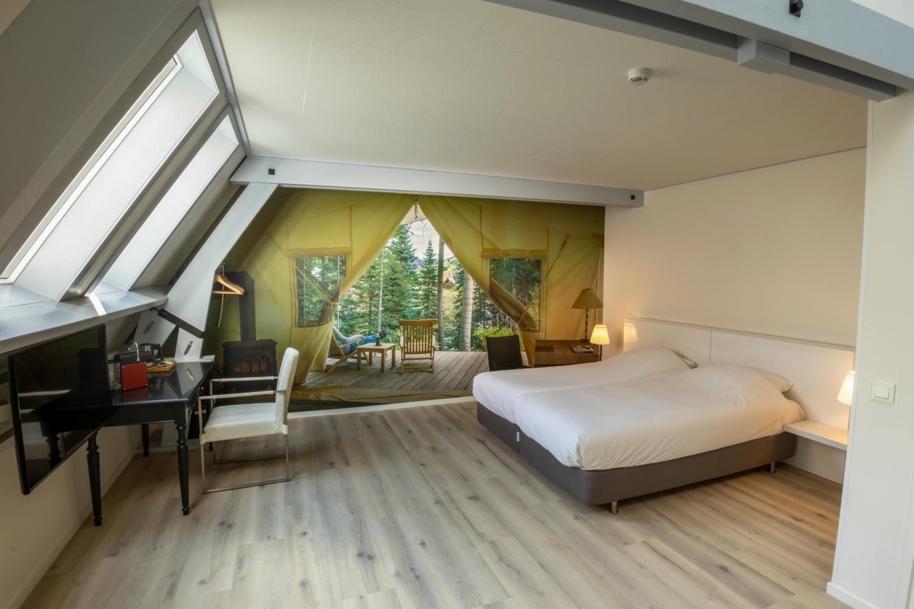 Deluxe Queen Room