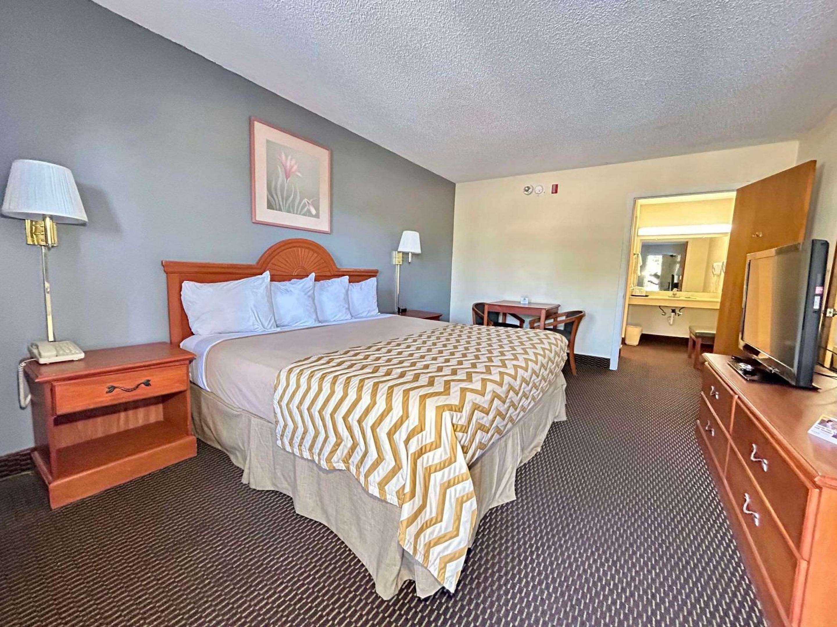King Room - Non Smoking - Photo 1