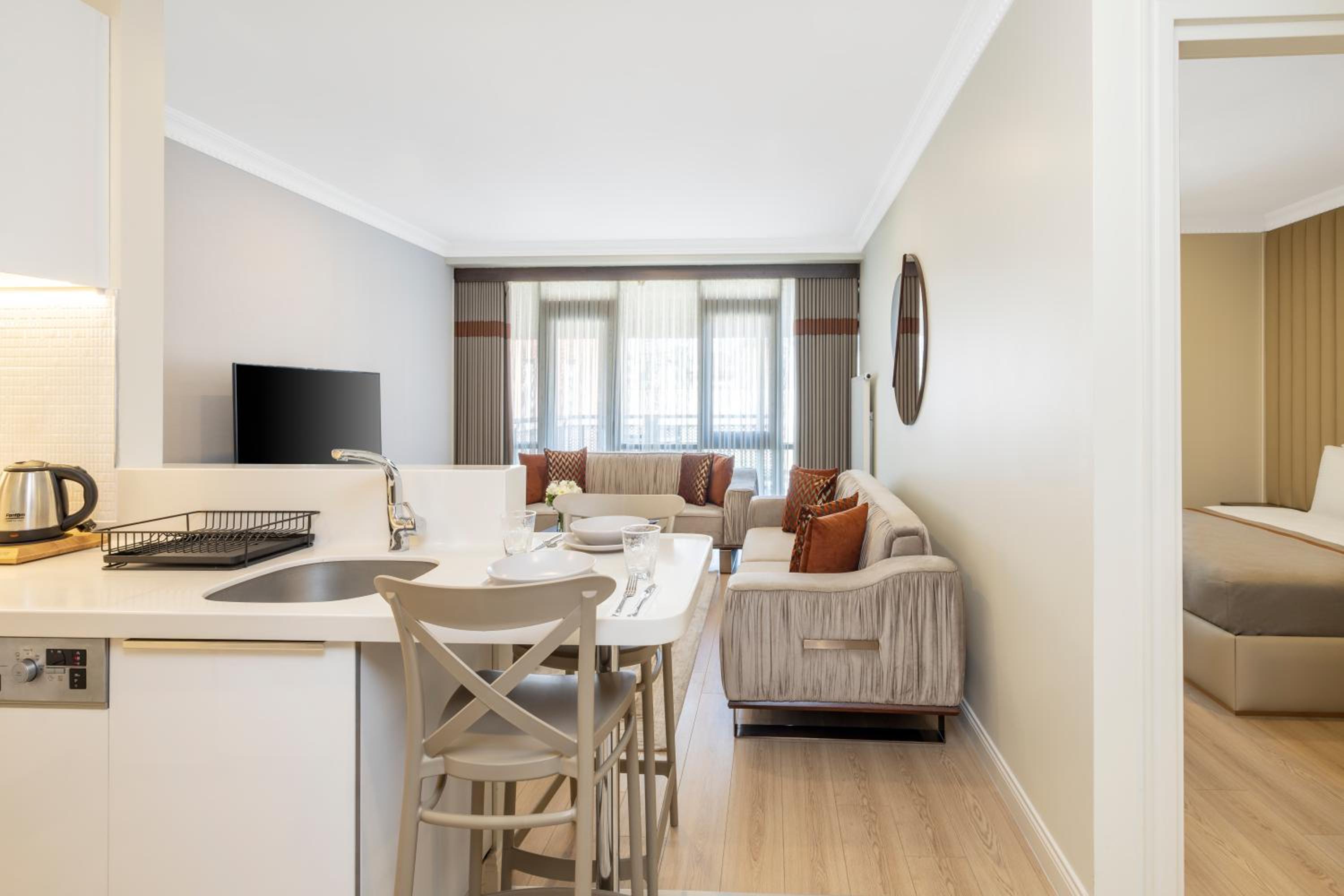 DeLuxe One-Bedroom Apartment with Balcony photo 3