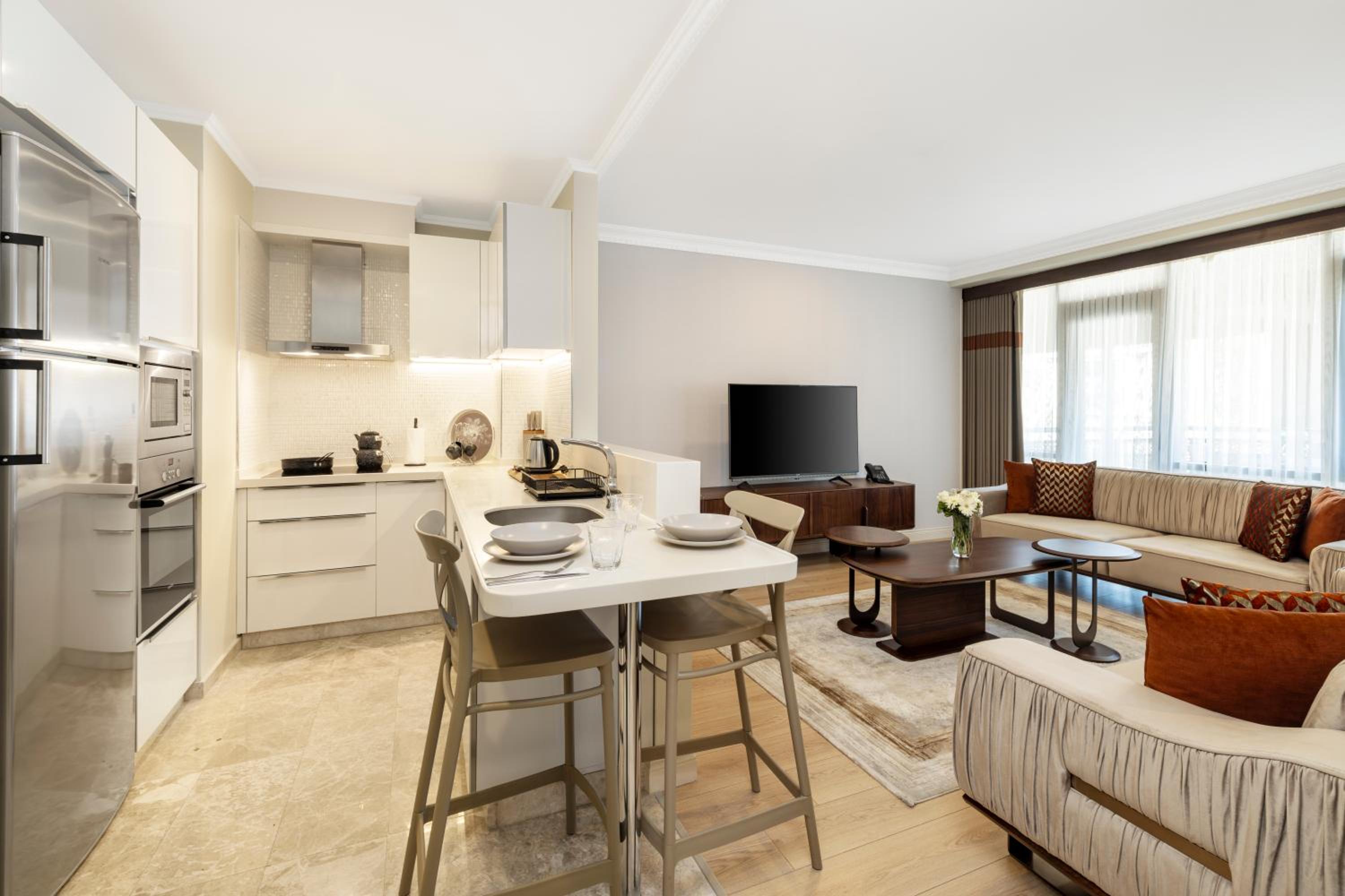 DeLuxe One-Bedroom Apartment with Balcony photo 2