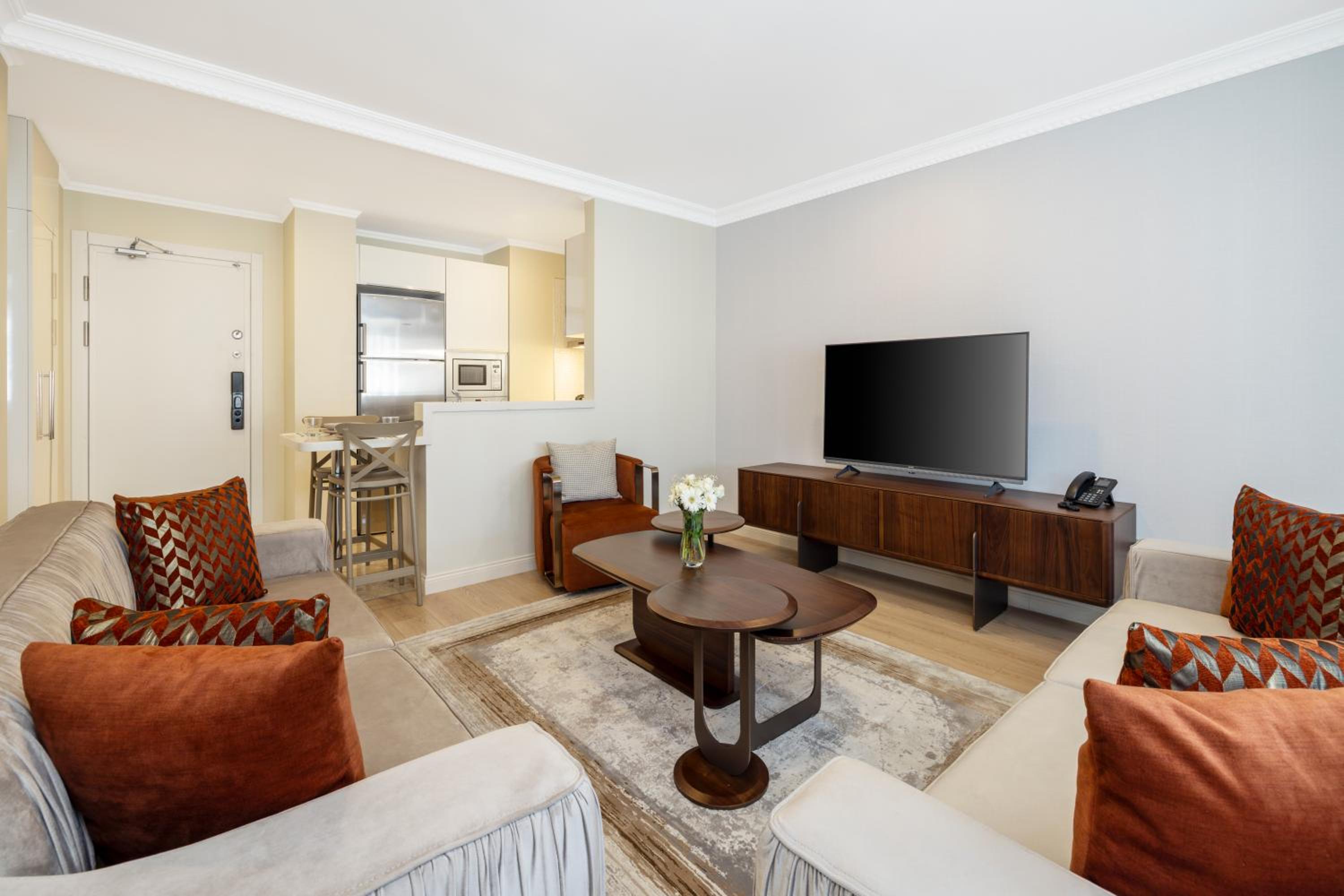 DeLuxe One-Bedroom Apartment with Balcony photo 1